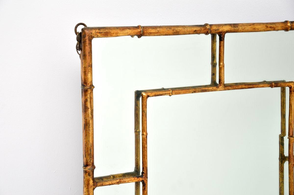 Un joli miroir italien vintage en métal doré, datant des années 1970.

Il est d'une grande qualité et d'une taille impressionnante. Il est magnifiquement réalisé en métal doré avec un design en faux bambou. Le dos du miroir est daté du 25 août