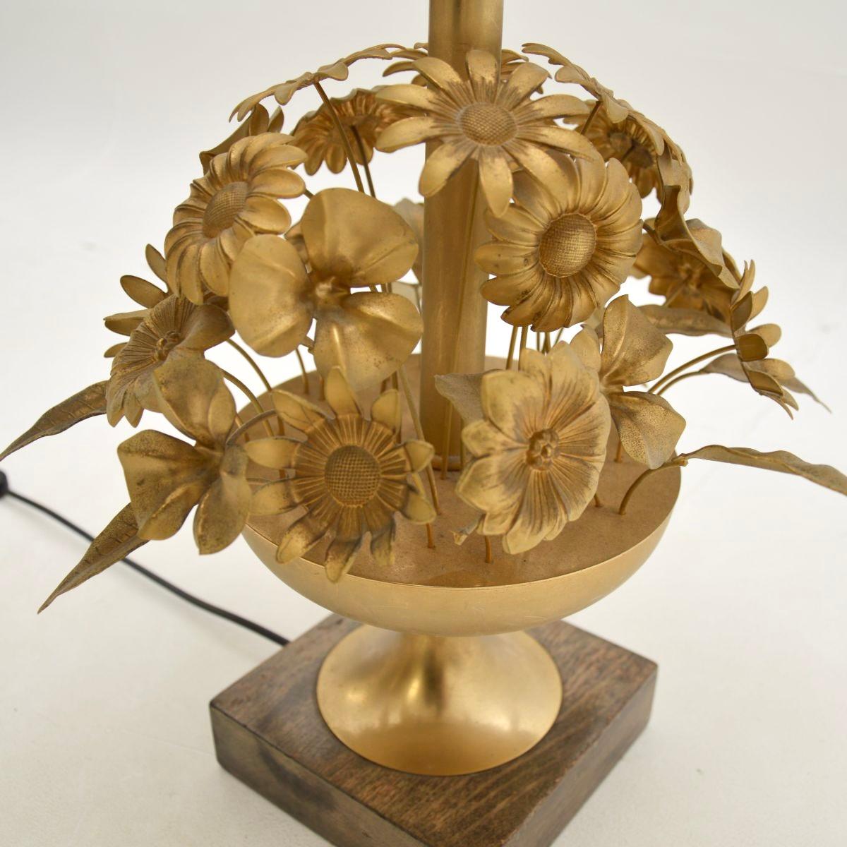 Italienische Vintage-Tischlampe aus vergoldetem Metall (Ende des 20. Jahrhunderts) im Angebot