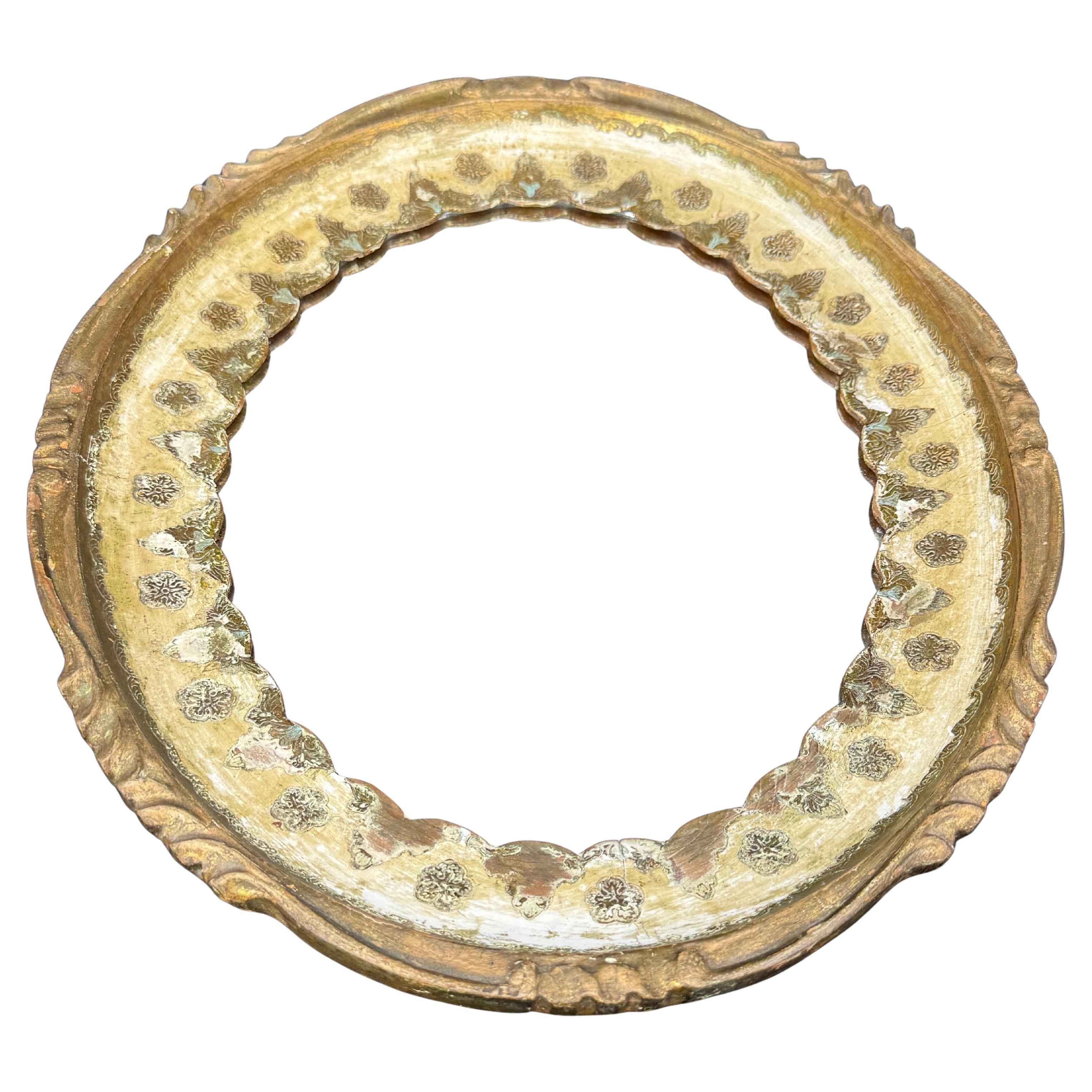 Florentine Oval Spiegel, 1950er Jahre Italien. Wunderbares Alter und Patina auf diesem charmanten Stück. Fantastischer Spiegel als Einzelstück oder als Teil einer Gruppe an der Wand oder auf dem Tisch in einem Wohnzimmer, Esszimmer, Foyer oder