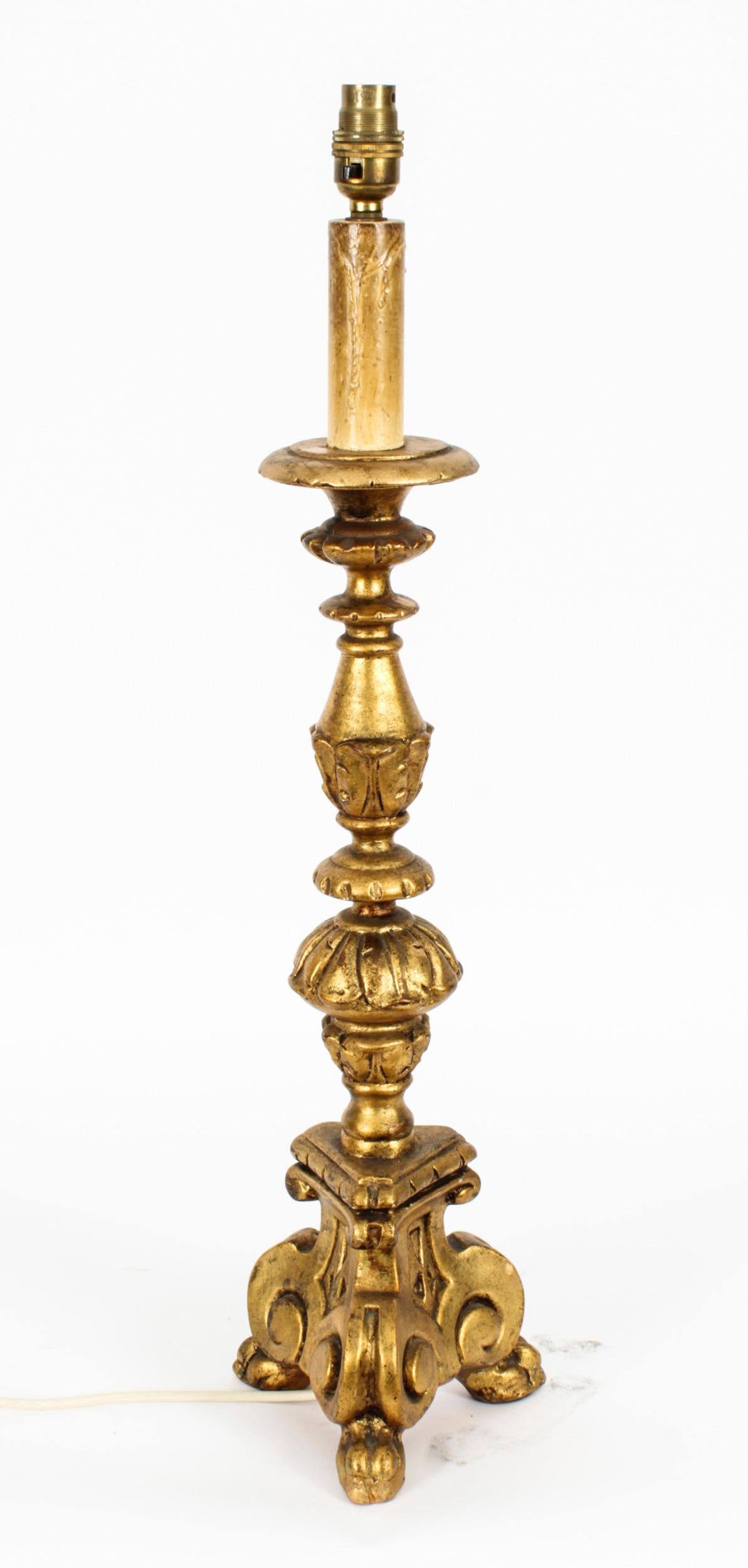 This is a splendid vintage Italian gilded Baroque lamp, mid 20th century in date.

This opulent table lamp features candle head with a stem decorated with classical ornate foliage in the form of splendid acanthus leaves on a tripod hoof