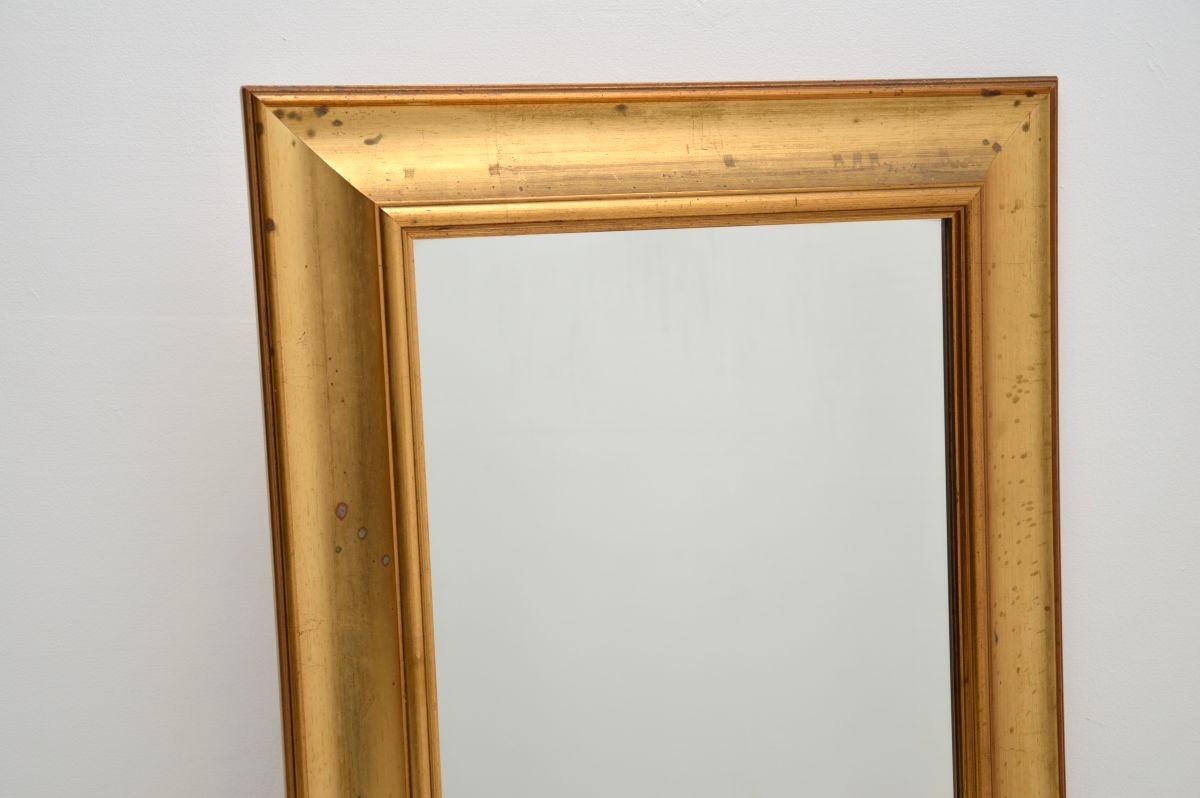 Un bellissimo specchio italiano vintage in legno dorato. Questo risale agli anni '70 circa.

È di ottima qualità e di dimensioni deliziose. L'alta cornice rettangolare in legno dorato ha una meravigliosa finitura leggermente affilata.

Le condizioni