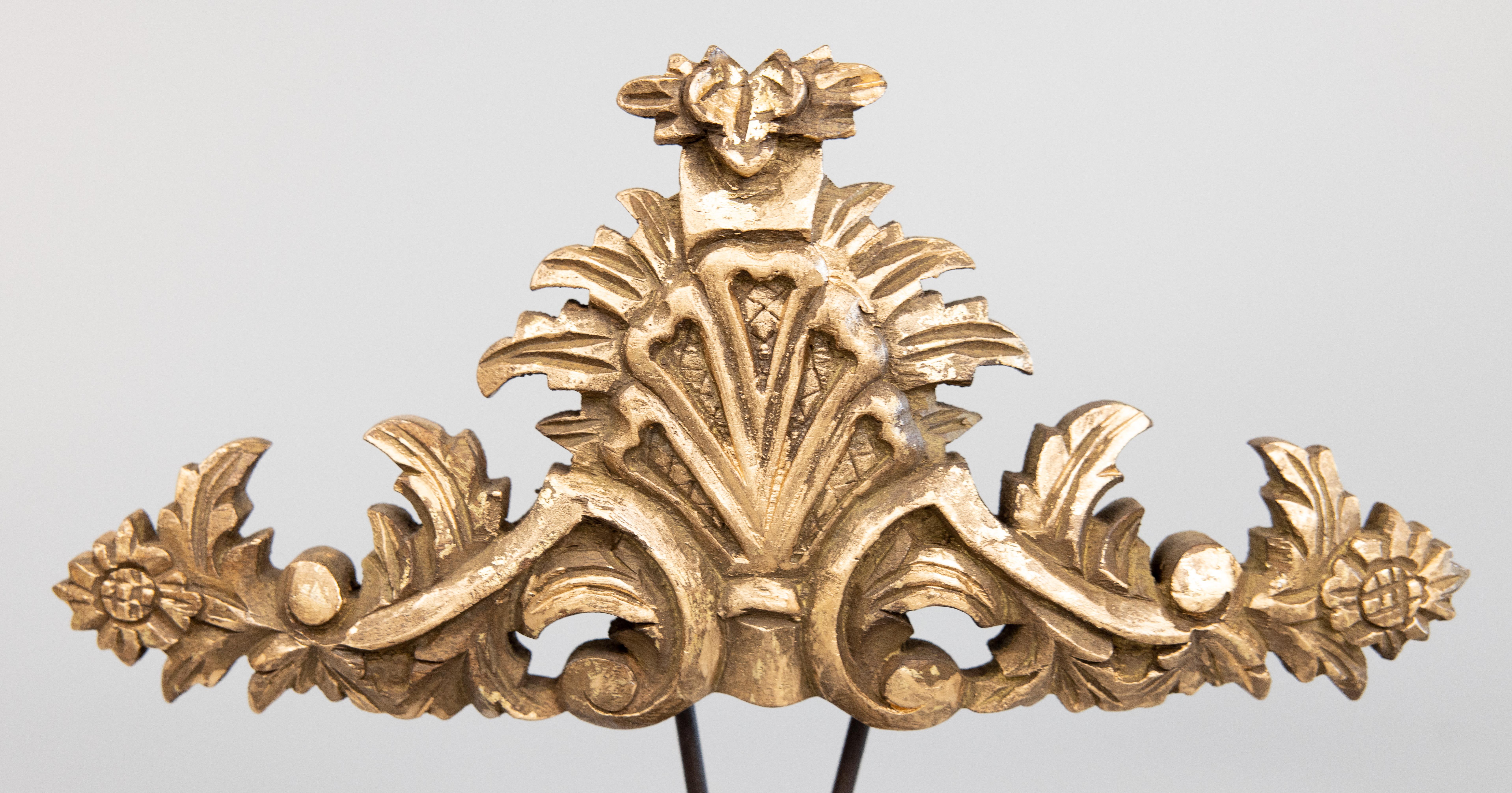 Vintage Italian Giltwood Architectural Elements Fragments on Stands, Set of 2 In Good Condition In Pearland, TX