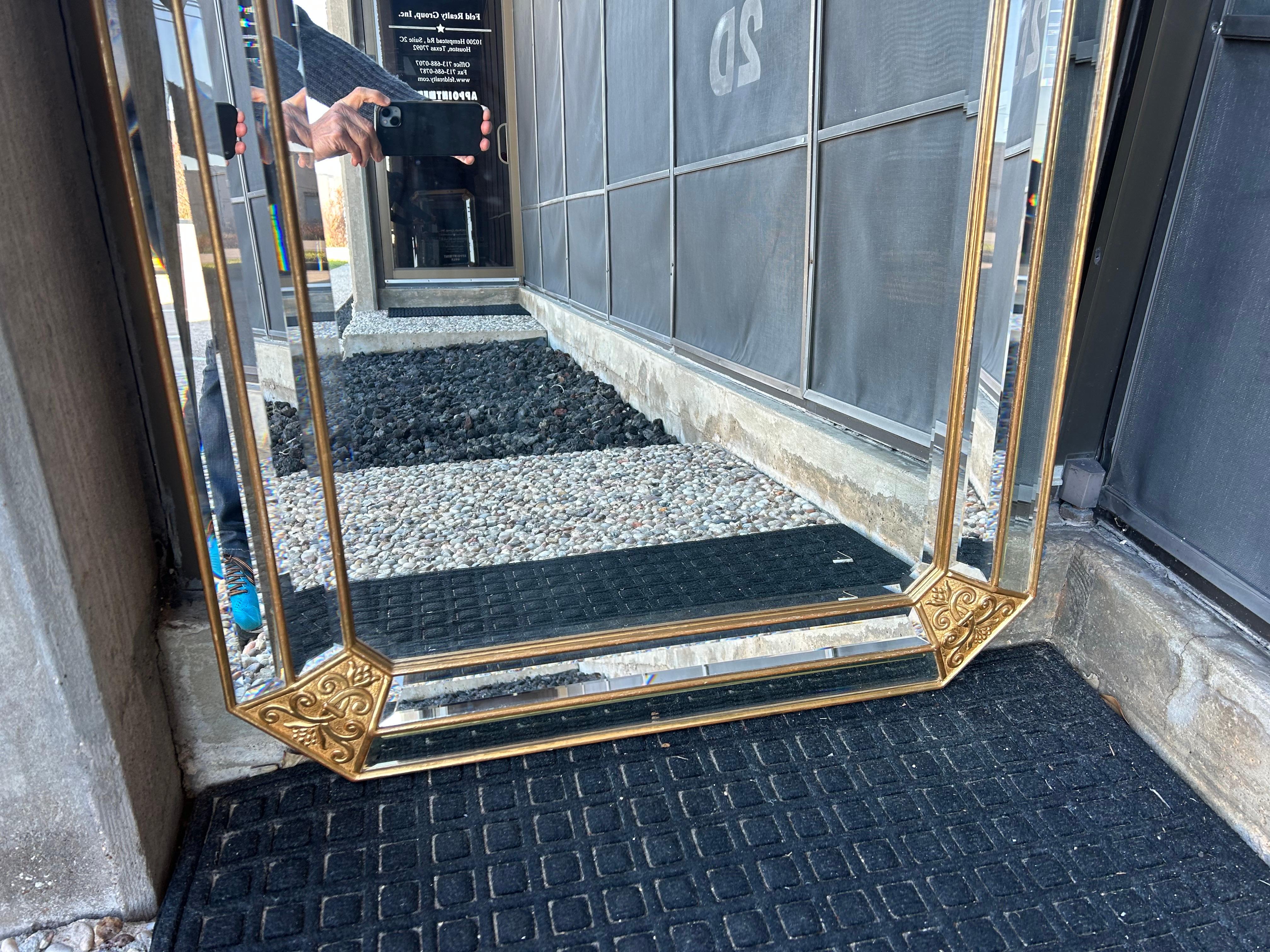 Hollywood Regency Specchio smussato in legno d'orato italiano d'epoca in vendita