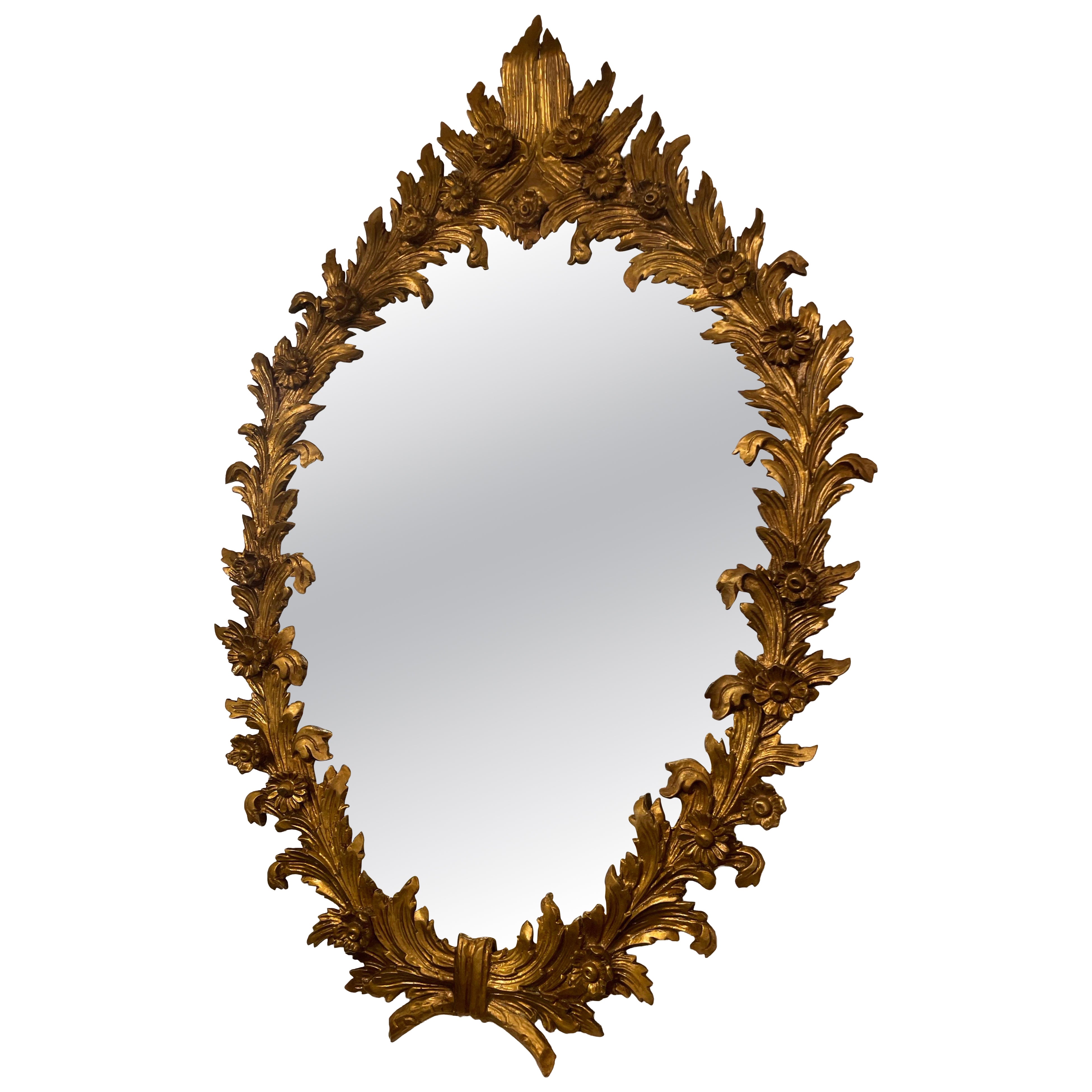 Espejo de pared ovalado de madera dorada italiana vintage, diseño tallado, circa años 60