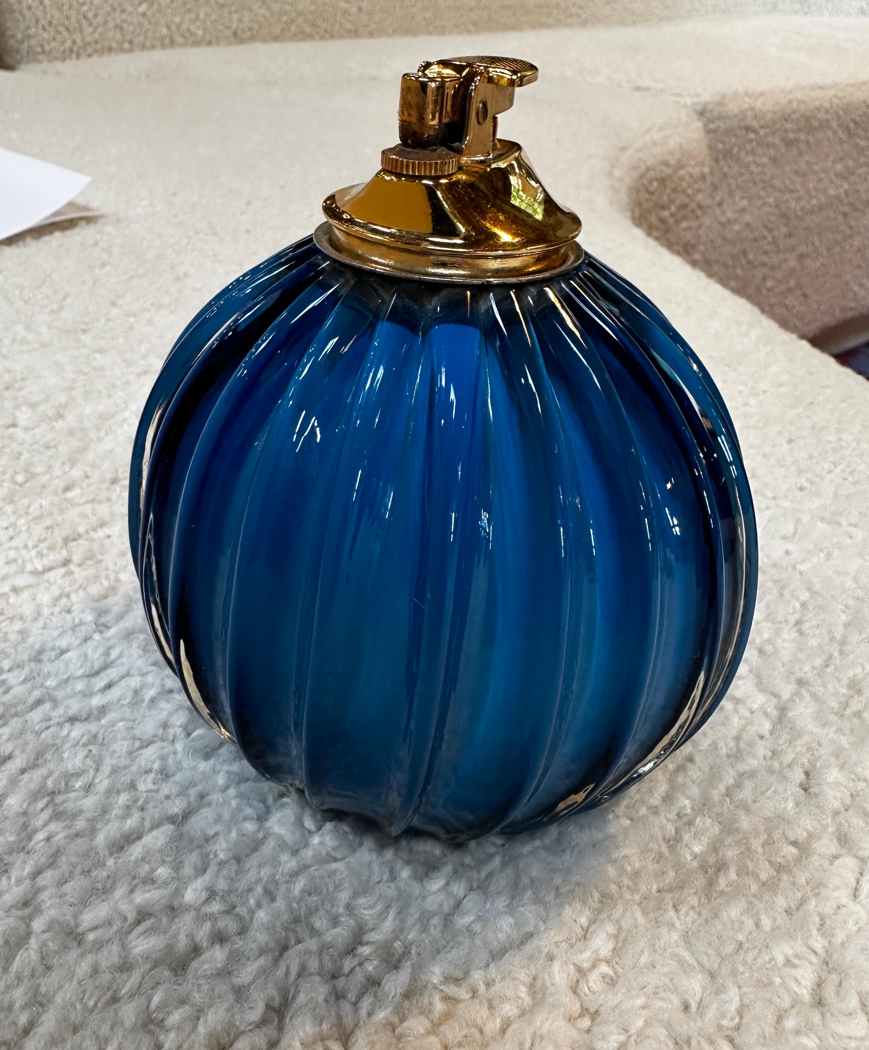 Wunderschönes Feuerzeug aus blauem Glas und Messing von Tommaso Barbi.
 