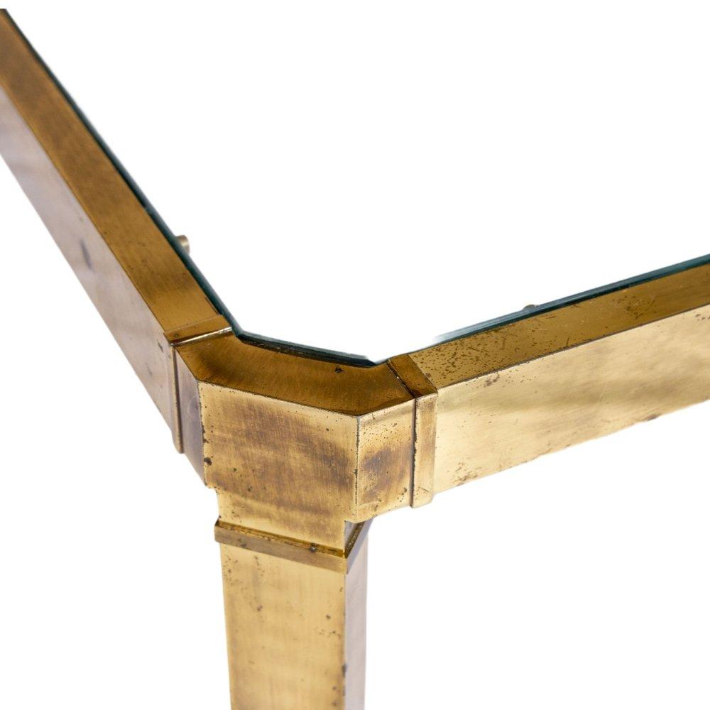 Cette table basse italienne des années 1970 présente un cadre en laiton massif avec des coins élégamment ciselés et un plateau en verre épuré. Son design raffiné rappelle le travail de Peter Ghyczy, alliant sophistication et savoir-faire intemporel.
