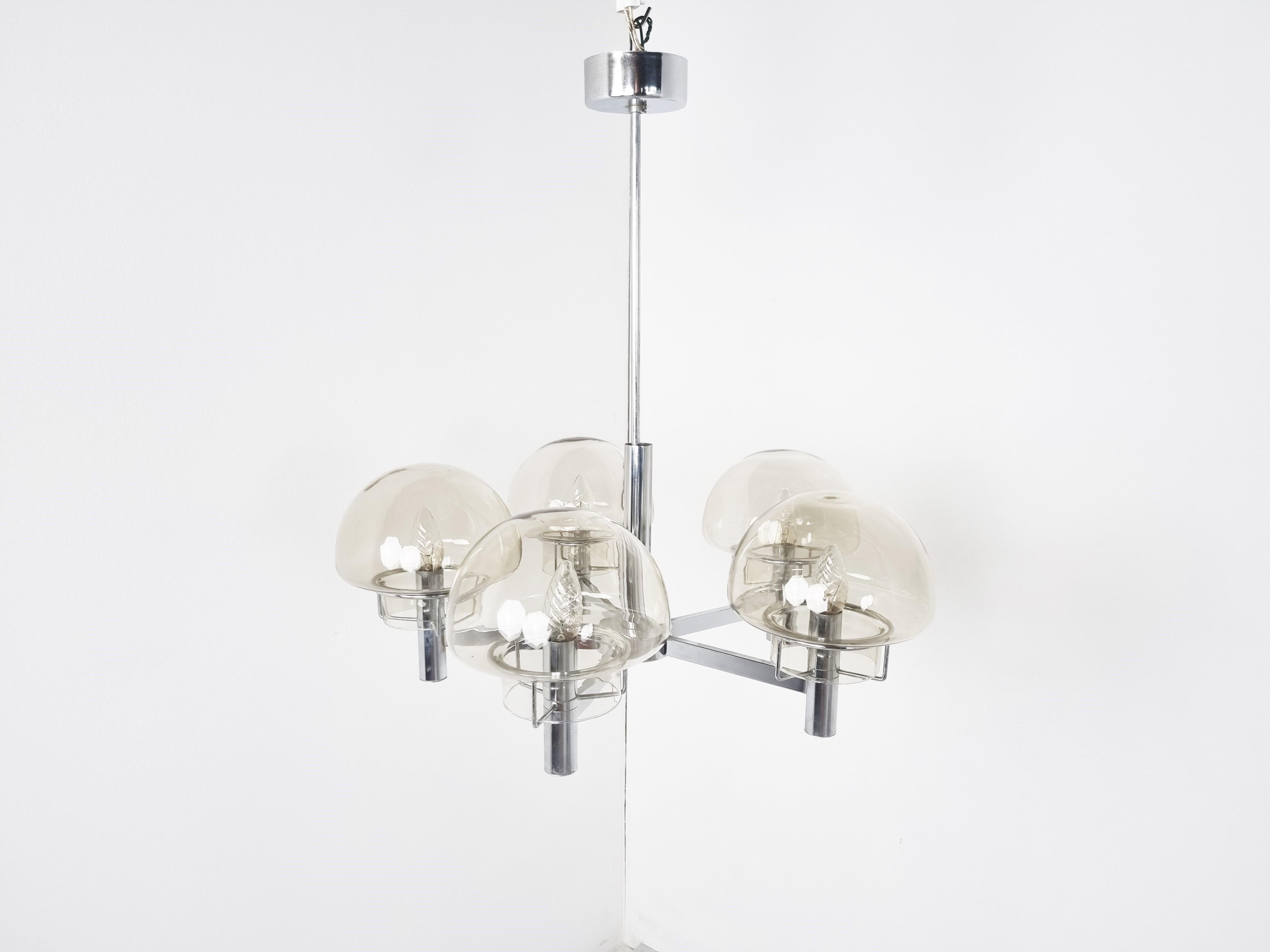 1970s Gaetano Sciolari style chandelier with a chrome frame and mushroom shaped smoked glass lamp shades.

The lamp emits a soft welcomming light.

Good condition

Tested and ready to use with E14 light bulbs

1970s - Italy

Dimension:
Height:
