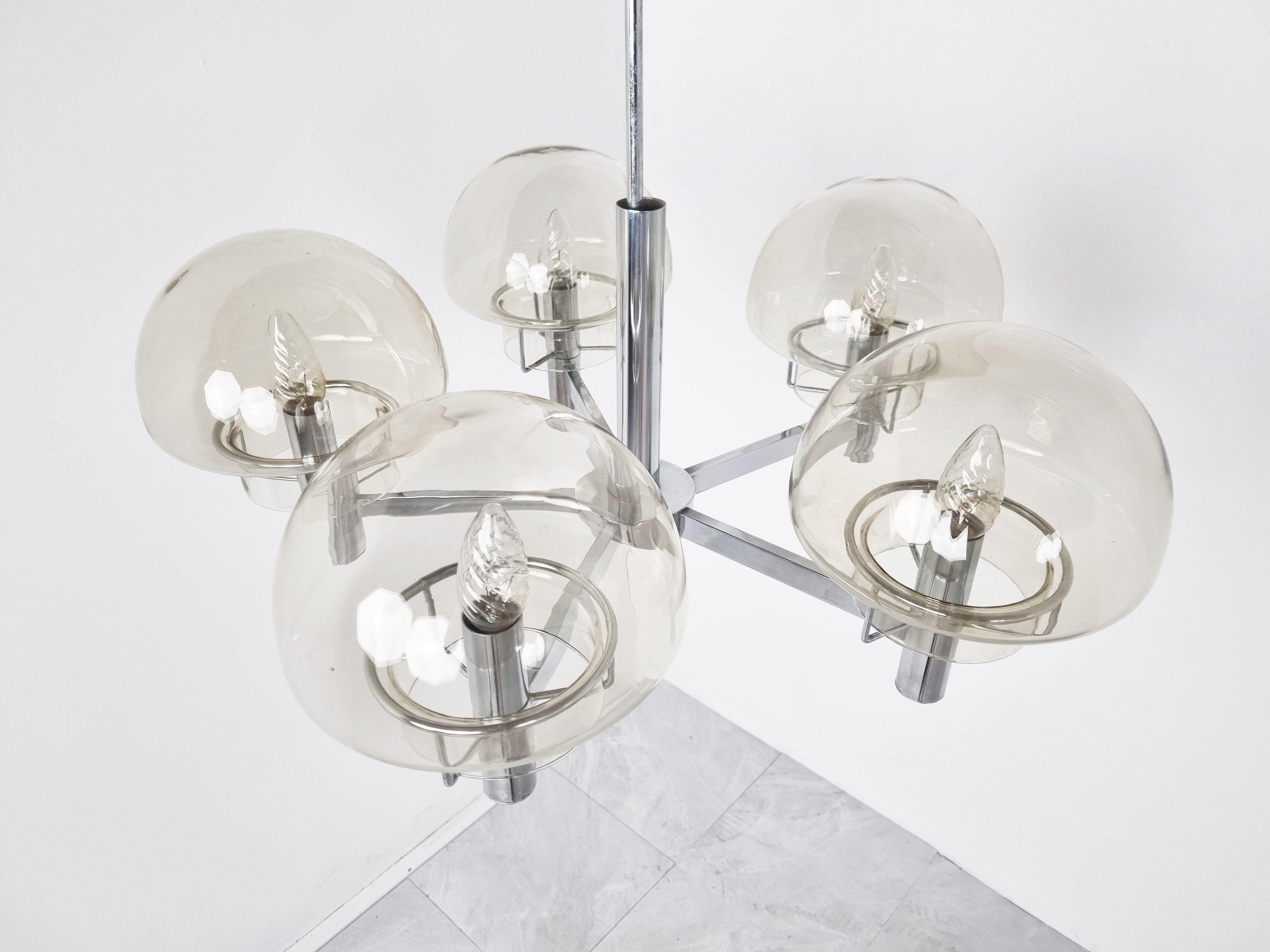 Vintage italian glass and chrome chandelier, 1970s In Good Condition For Sale In HEVERLEE, BE