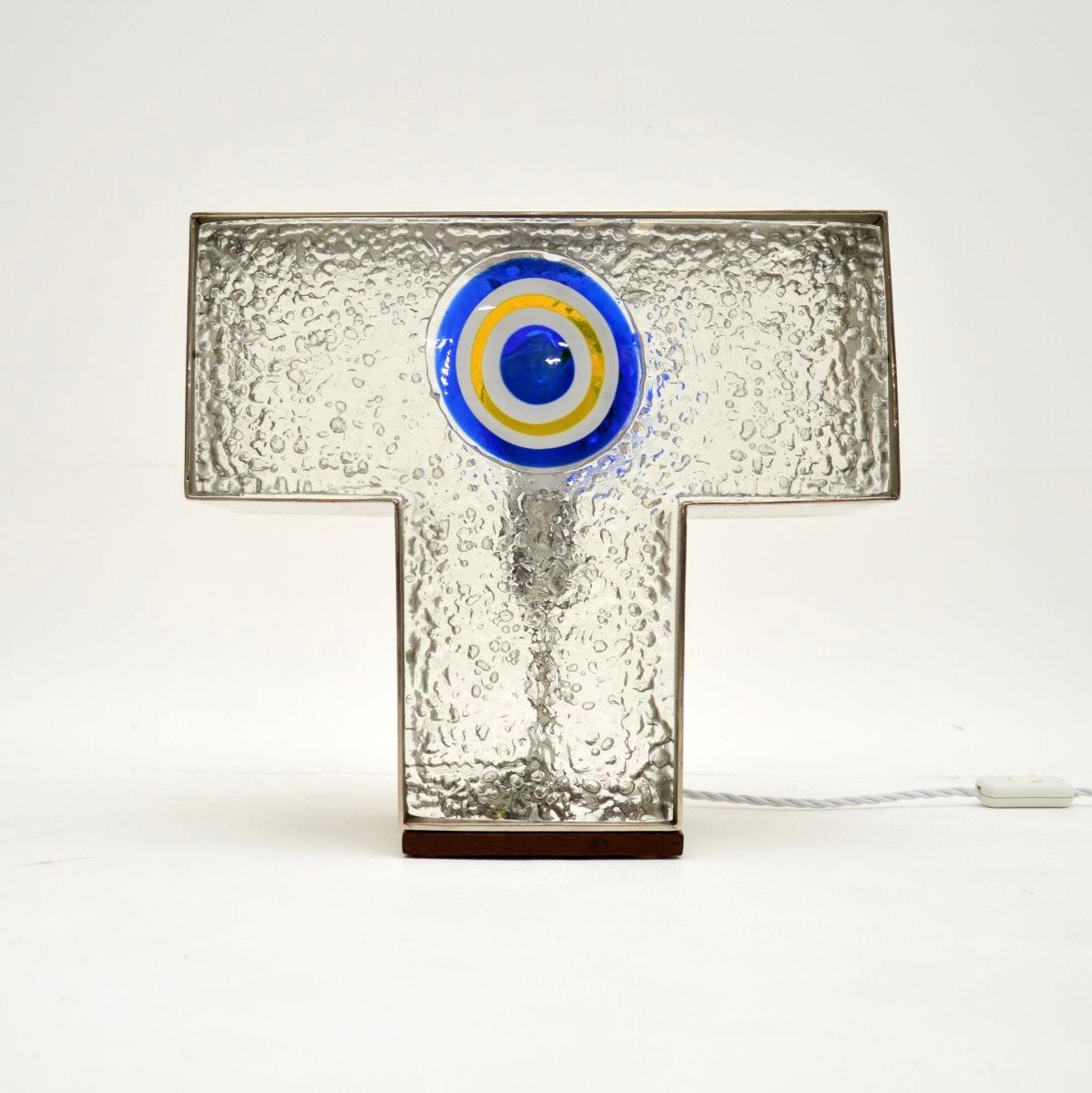 Una elegante y peculiar lámpara de sobremesa italiana vintage de cristal y acero, que se cree que fue diseñada por Angelo Brotto para Esperia Design. Se fabricó en Italia en los años 60-70.

Es de magnífica calidad, el anverso y el reverso tienen