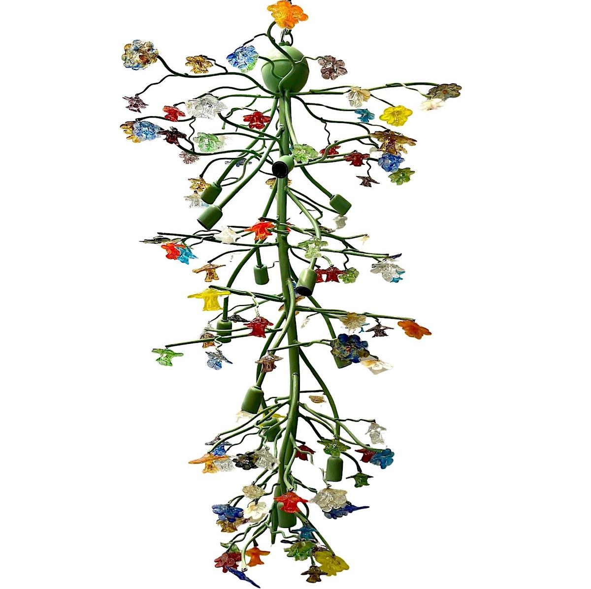 Lampadario italiano in metallo verniciato degli anni '60 circa con fiori in vetro di Murano.

Misure:
Caduta: 45
Diametro: 30