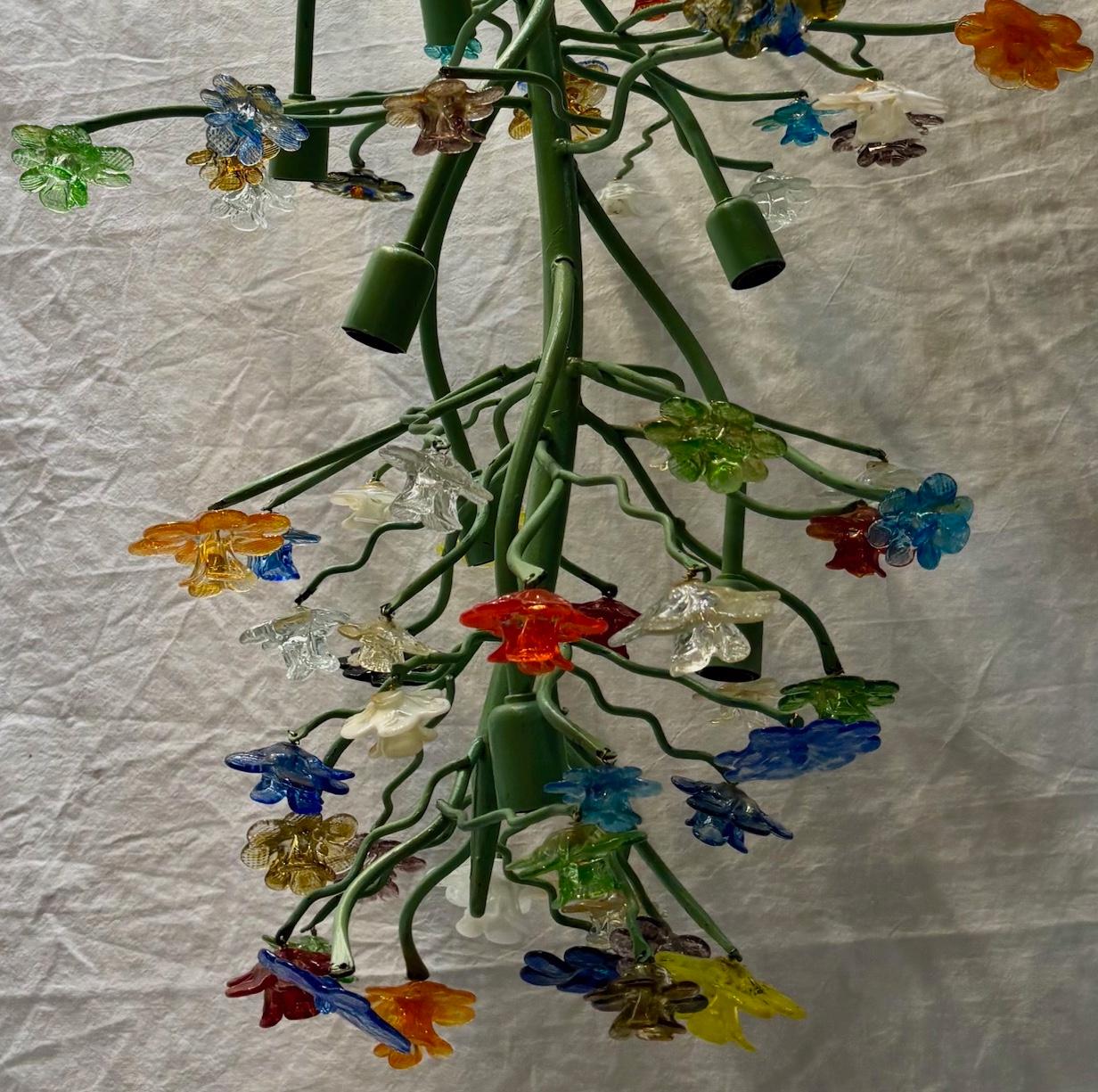 Fatto a mano Lampadario a fiori in vetro italiano vintage in vendita