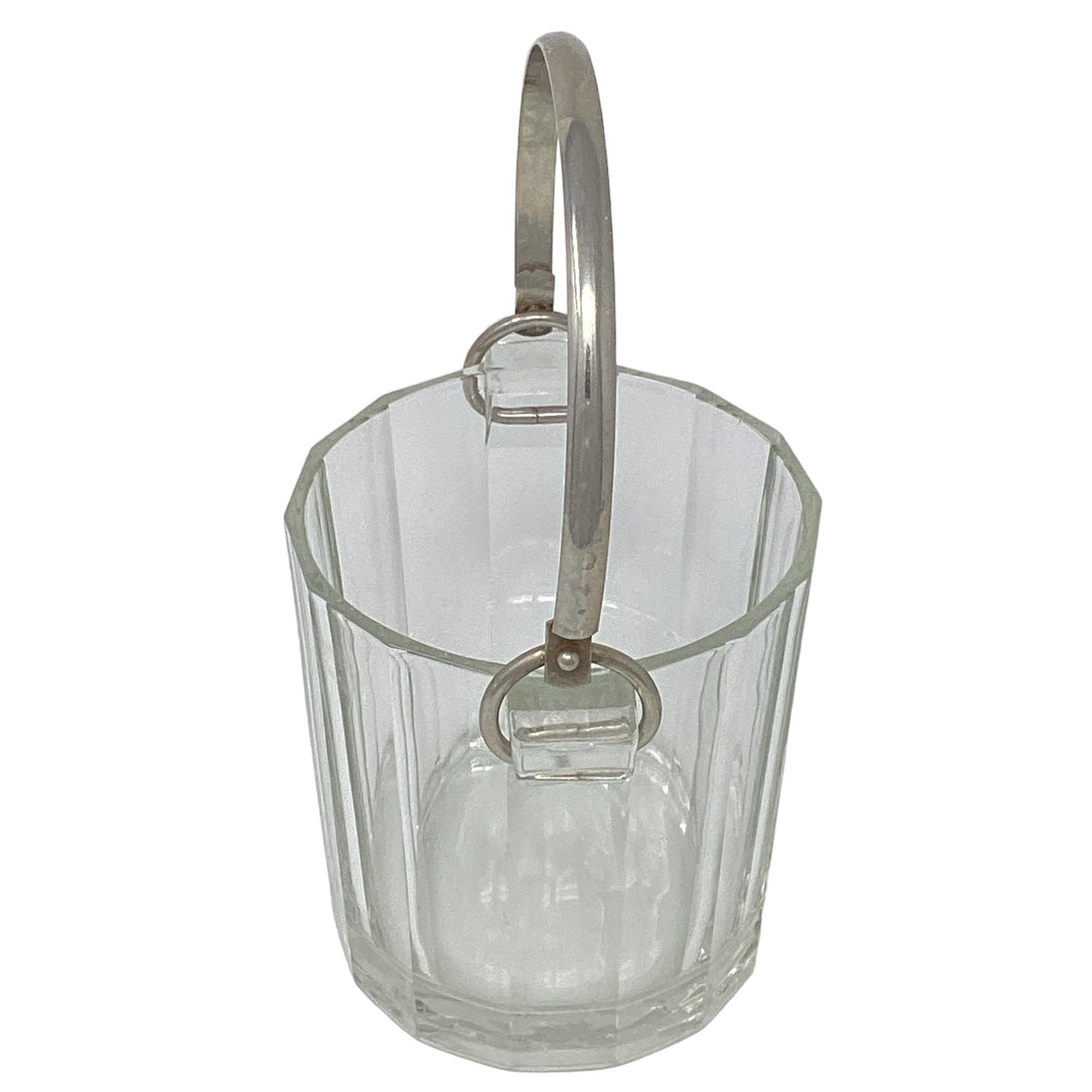 Vintage Italian Mid Century Modern Glass Ice Bucket. Getäfeltes Glasdesign mit verchromtem Griff.