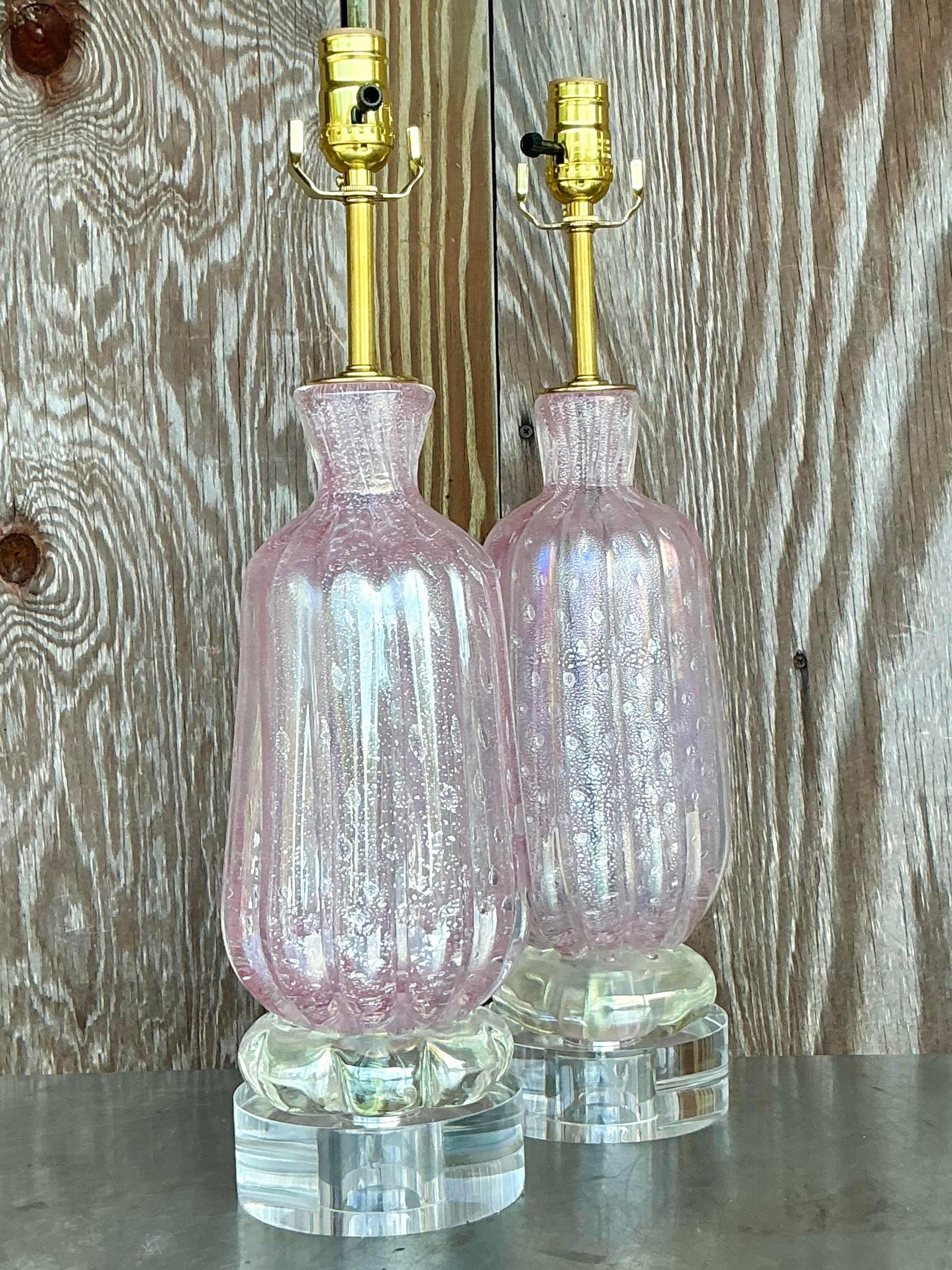 Diese italienischen Vintage-Glaslampen nach Murano sind exquisite Stücke, die die berühmte Handwerkskunst der Glasmacher aus Murano zeigen. Jede Leuchte zeichnet sich durch atemberaubende Glasarbeiten mit komplizierten Mustern und leuchtenden Farben