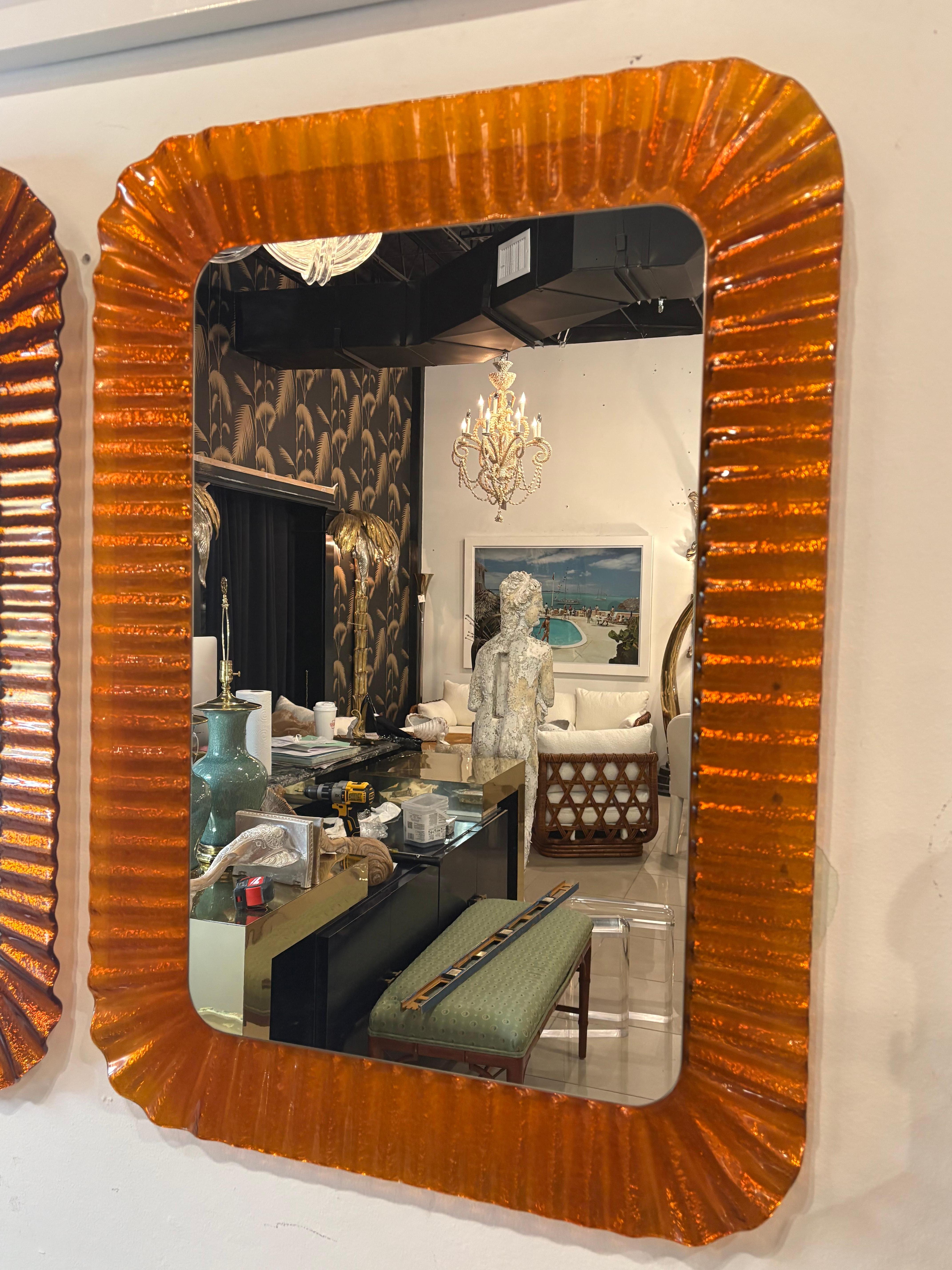 Vintage Italian Glass Coppia di specchi da parete ondulati e smerlati arancioni di Linea Vetro in vendita 5