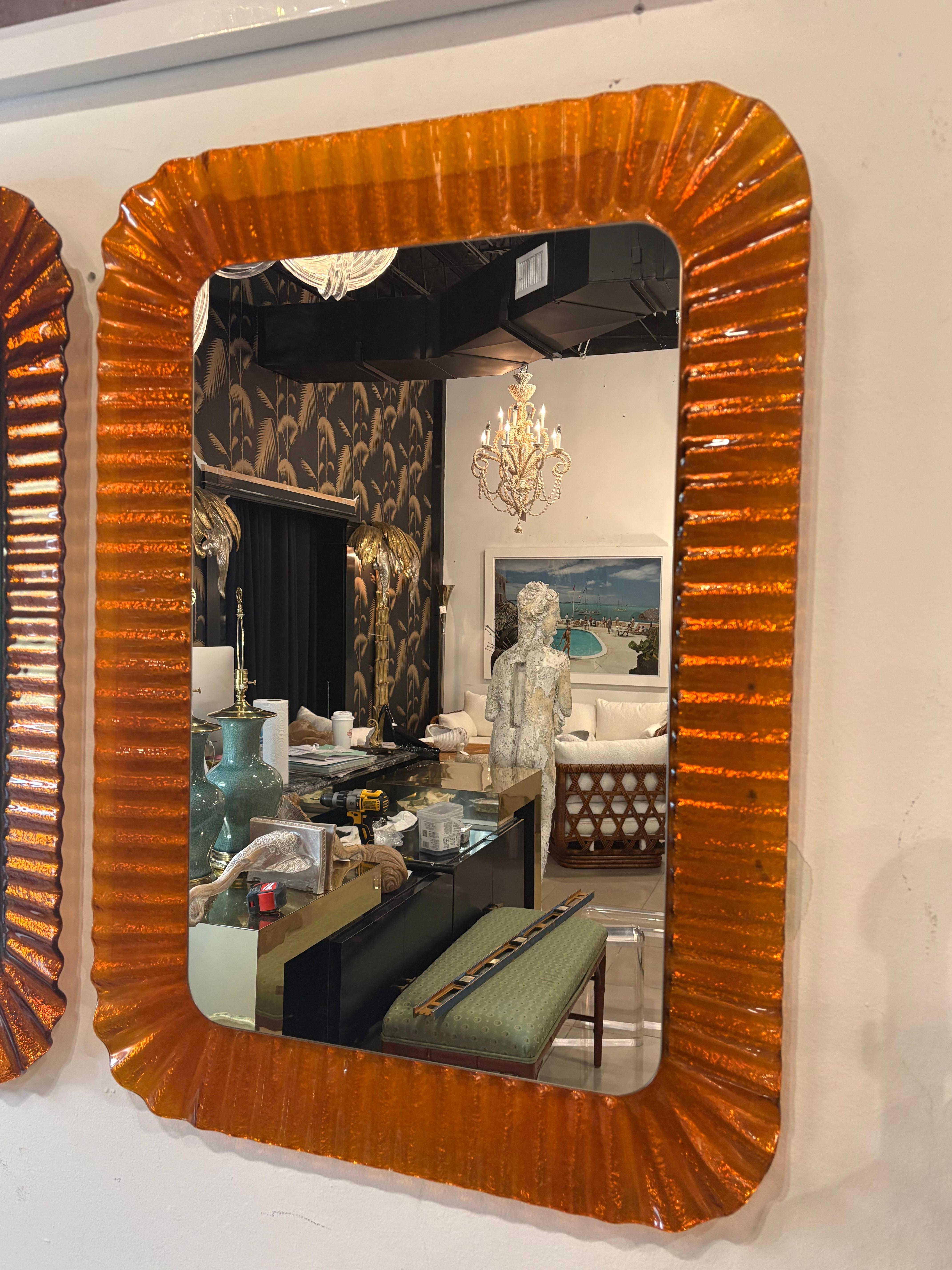 Vintage Italian Glass Coppia di specchi da parete ondulati e smerlati arancioni di Linea Vetro in vendita 6