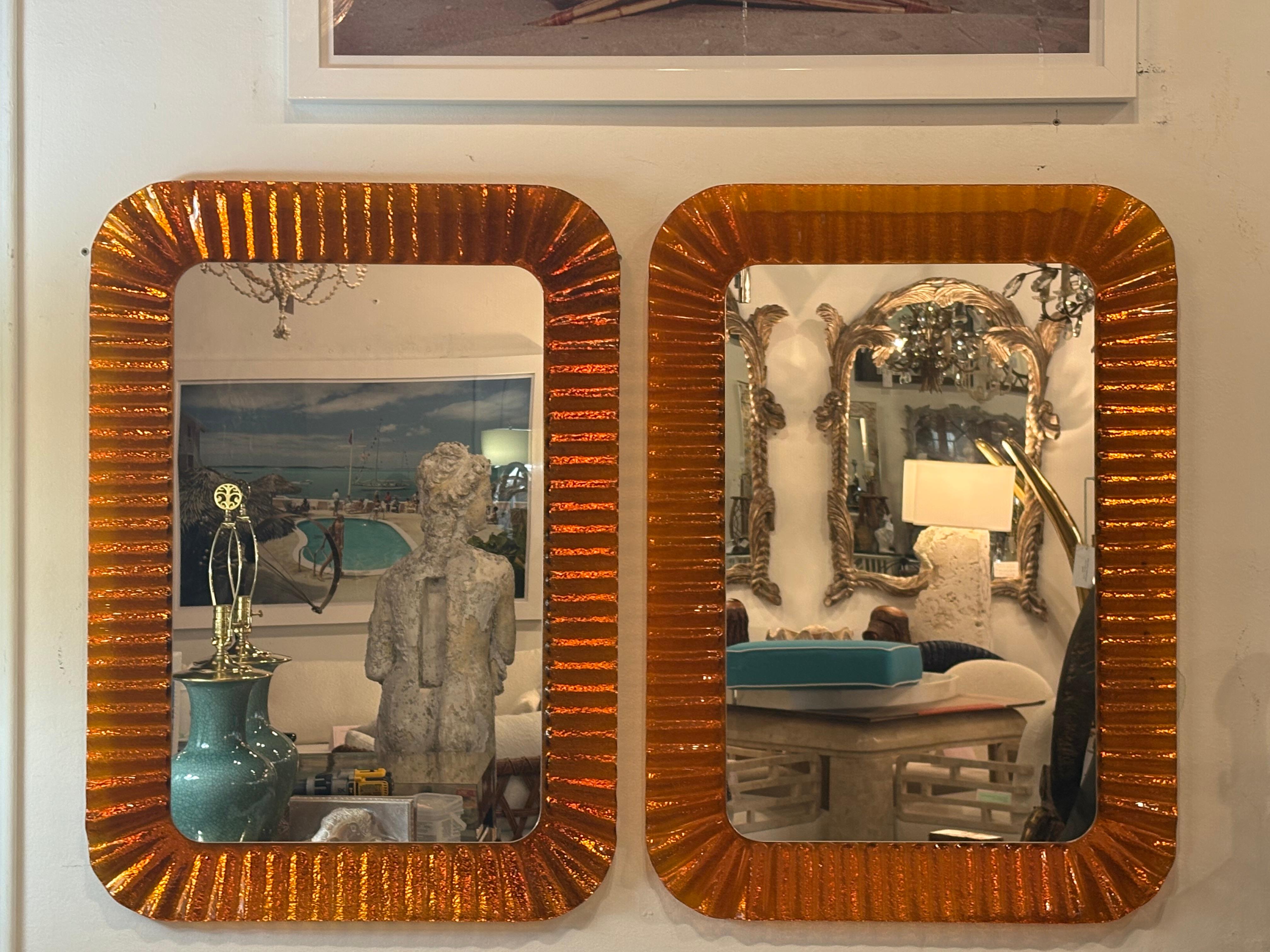 Hollywood Regency Vintage Italian Glass Coppia di specchi da parete ondulati e smerlati arancioni di Linea Vetro in vendita