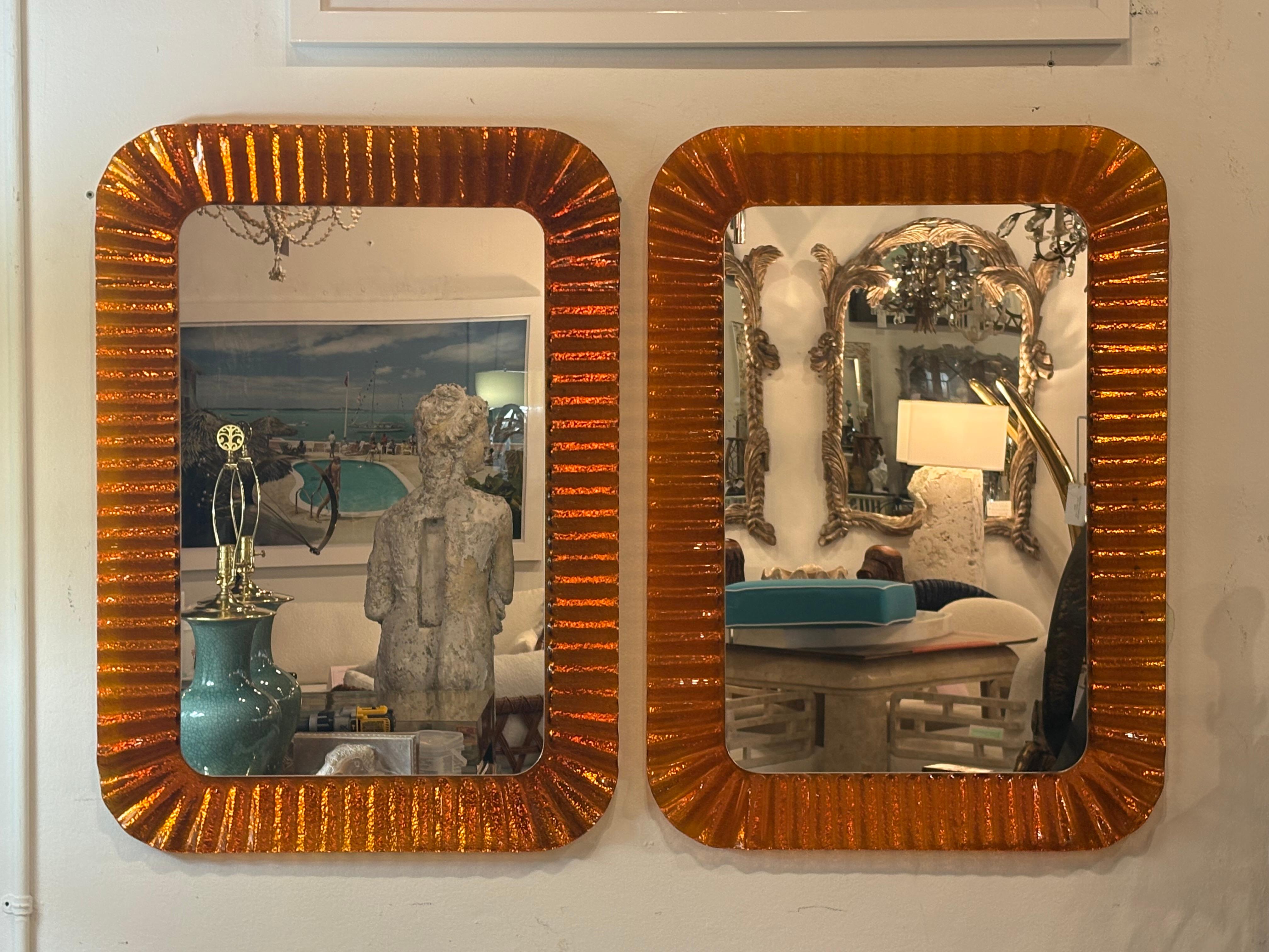 Italiano Vintage Italian Glass Coppia di specchi da parete ondulati e smerlati arancioni di Linea Vetro in vendita