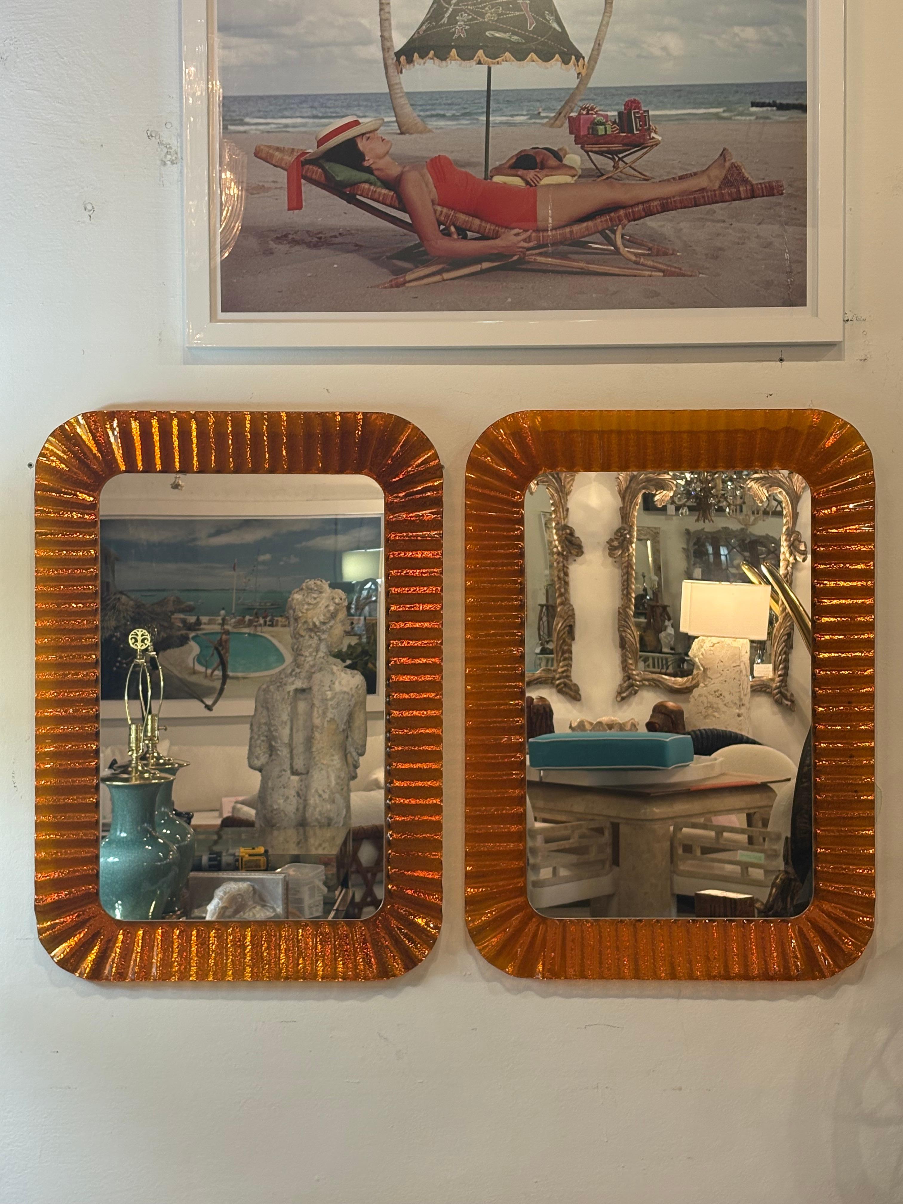 Vintage Italian Glass Coppia di specchi da parete ondulati e smerlati arancioni di Linea Vetro In condizioni buone in vendita a West Palm Beach, FL
