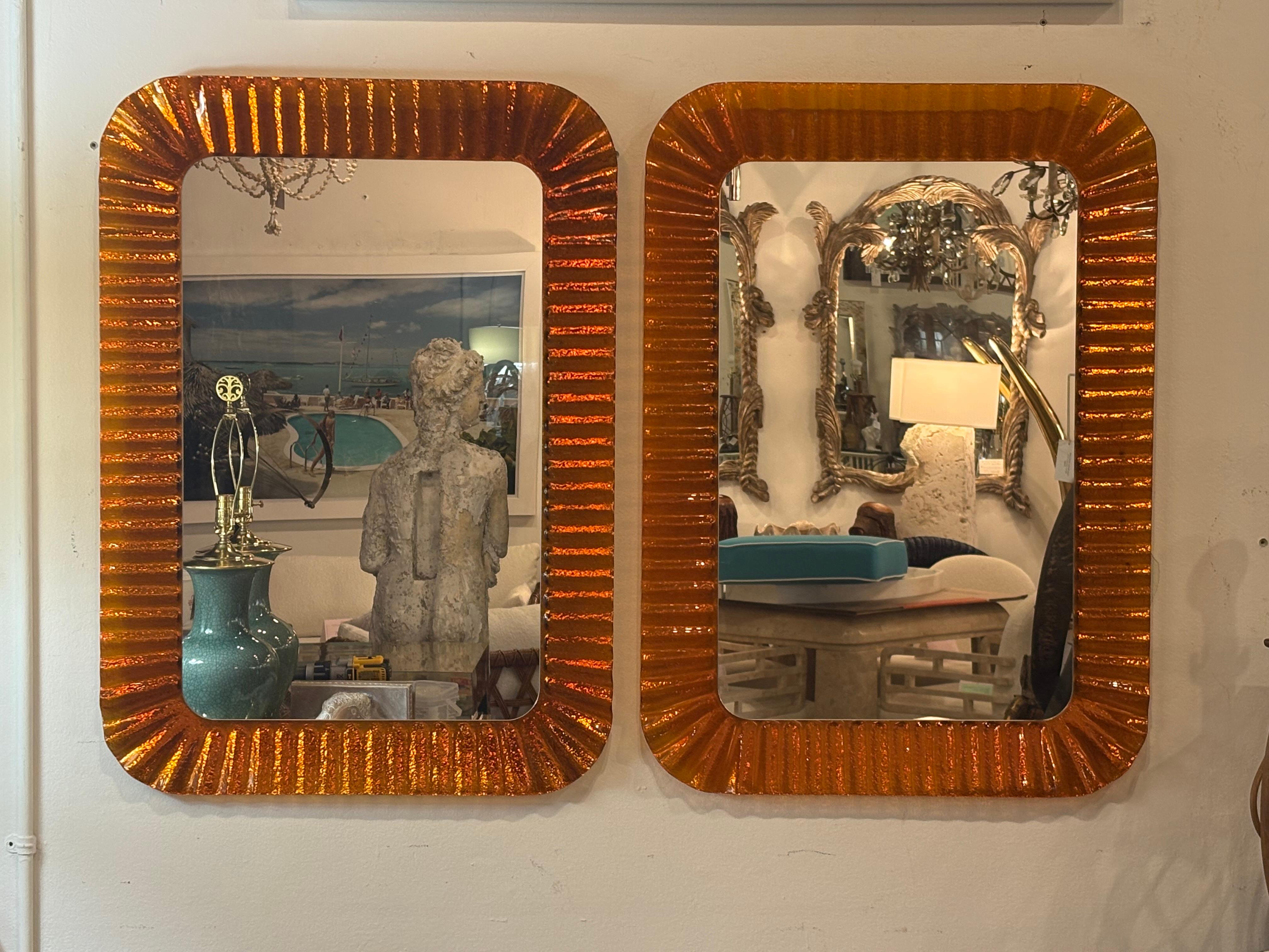 Fine XX secolo Vintage Italian Glass Coppia di specchi da parete ondulati e smerlati arancioni di Linea Vetro in vendita