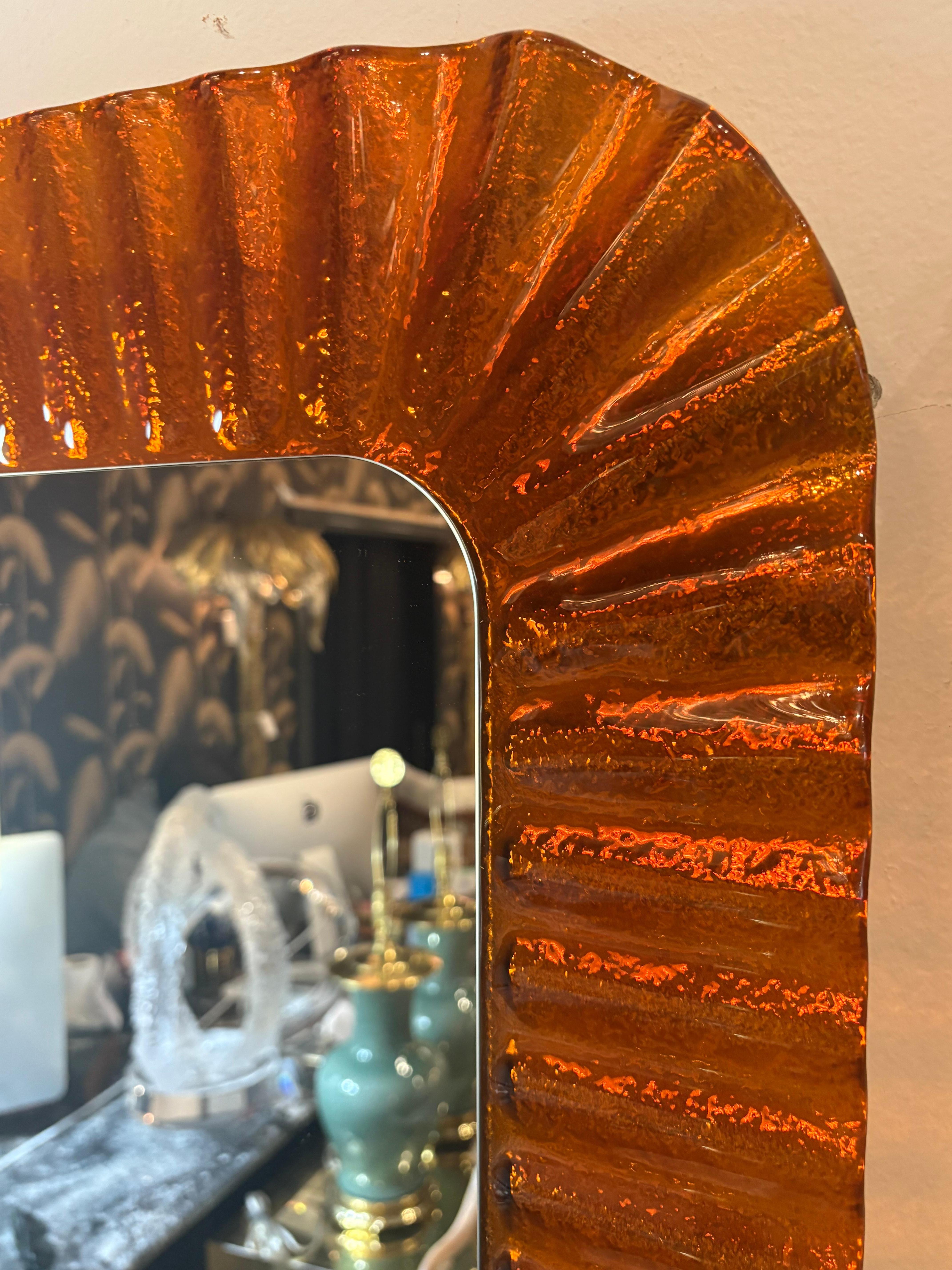 Vintage Italian Glass Coppia di specchi da parete ondulati e smerlati arancioni di Linea Vetro in vendita 3