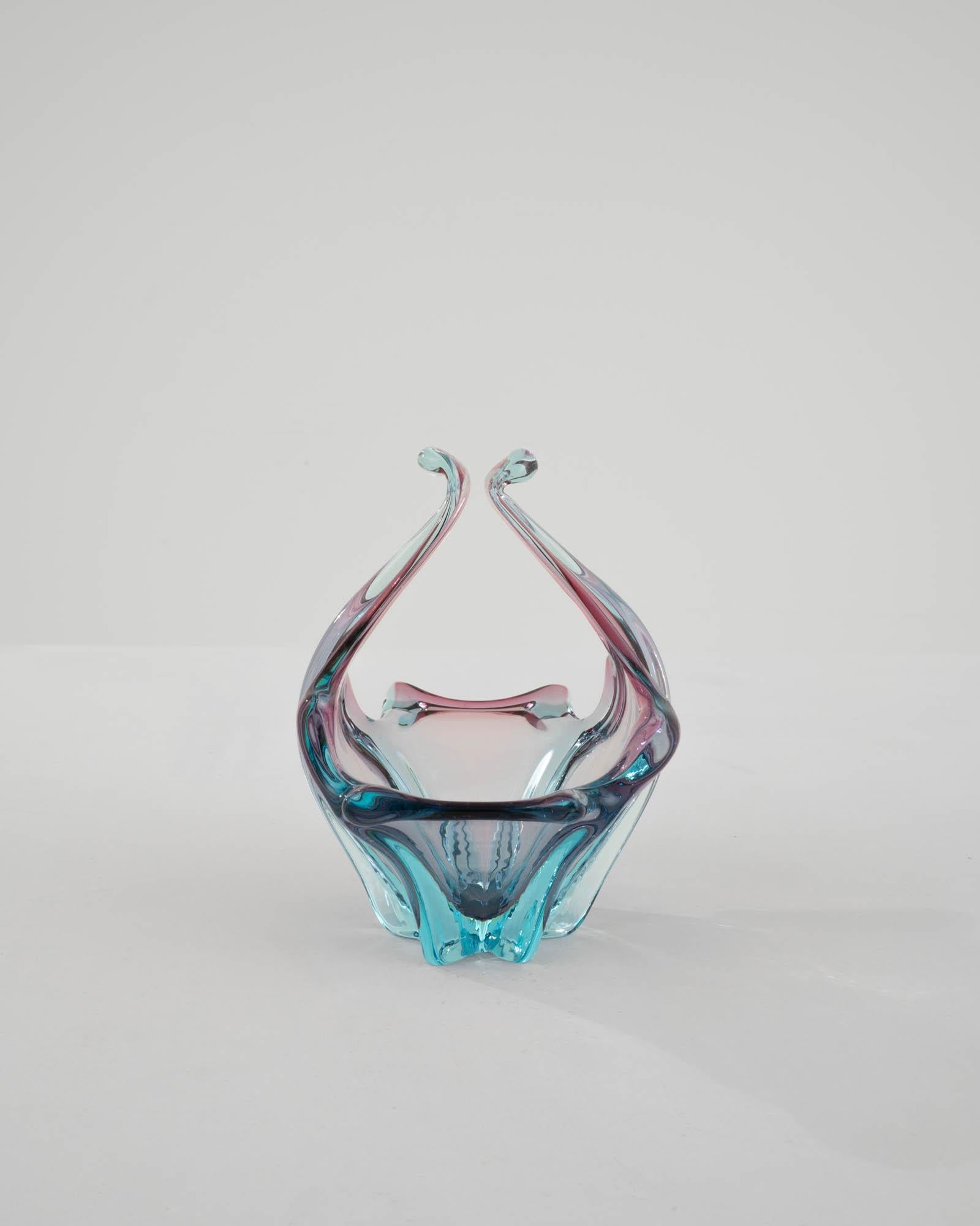 Les teintes vives et les lignes fluides du verre d'art soufflé créent un accent incomparable. Fabriqué en Italie vers 1960, le travail expressif du verre forme une silhouette audacieuse. Organique et abstrait, il rappelle une goutte d'eau capturée
