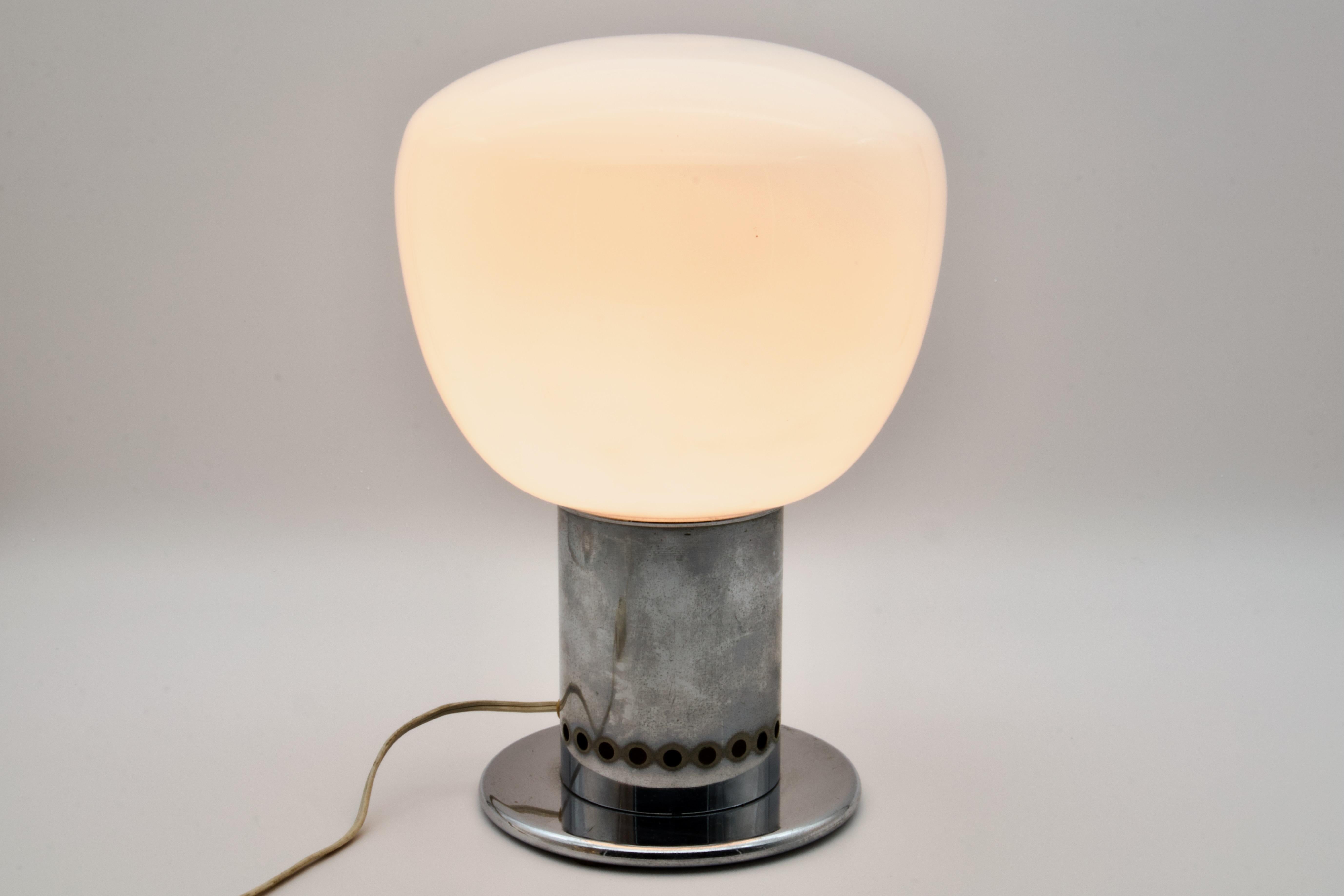 Extraordinary and beautiful, This hand blown Mid-Century Modern Murano art glass table lamp was made by Mazzega, Italy in the 1970s. It was designed by Carlo Nason and / or Toni Zuccheri. The lamp is suitable as a table lamp or a floor lamp.

It