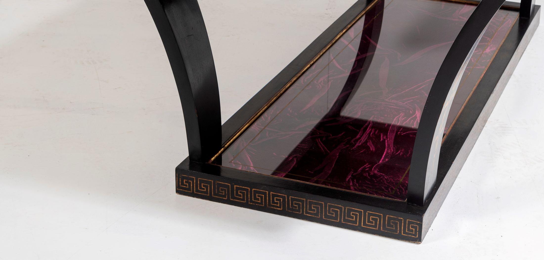 Néo-grec Table basse italienne vintage avec plateau en verre et doré ébénisé avec velours déchiqueté Versace en vente