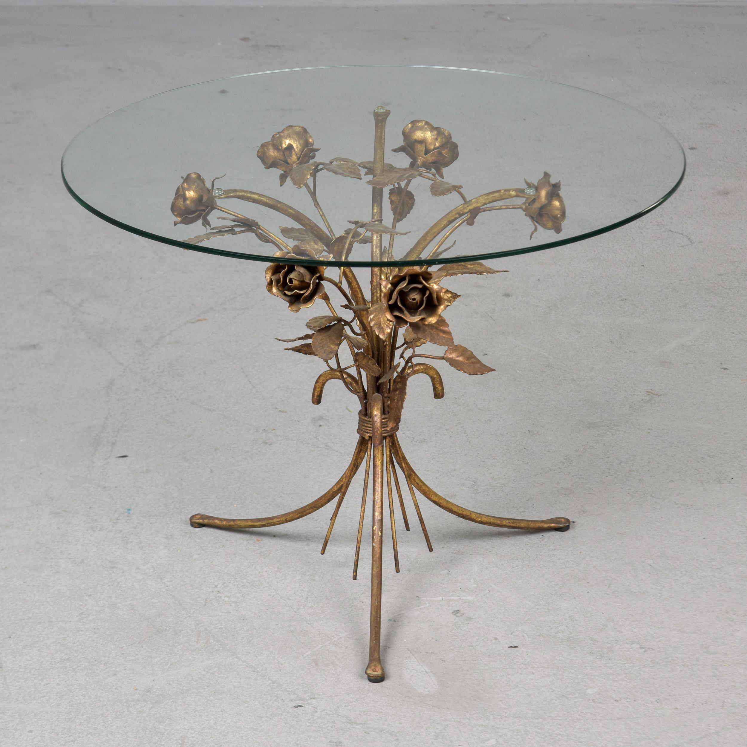 Hollywood Regency Vintage Italian Glass Top Round Side Table with Gilt Metal Roses Base en vente
