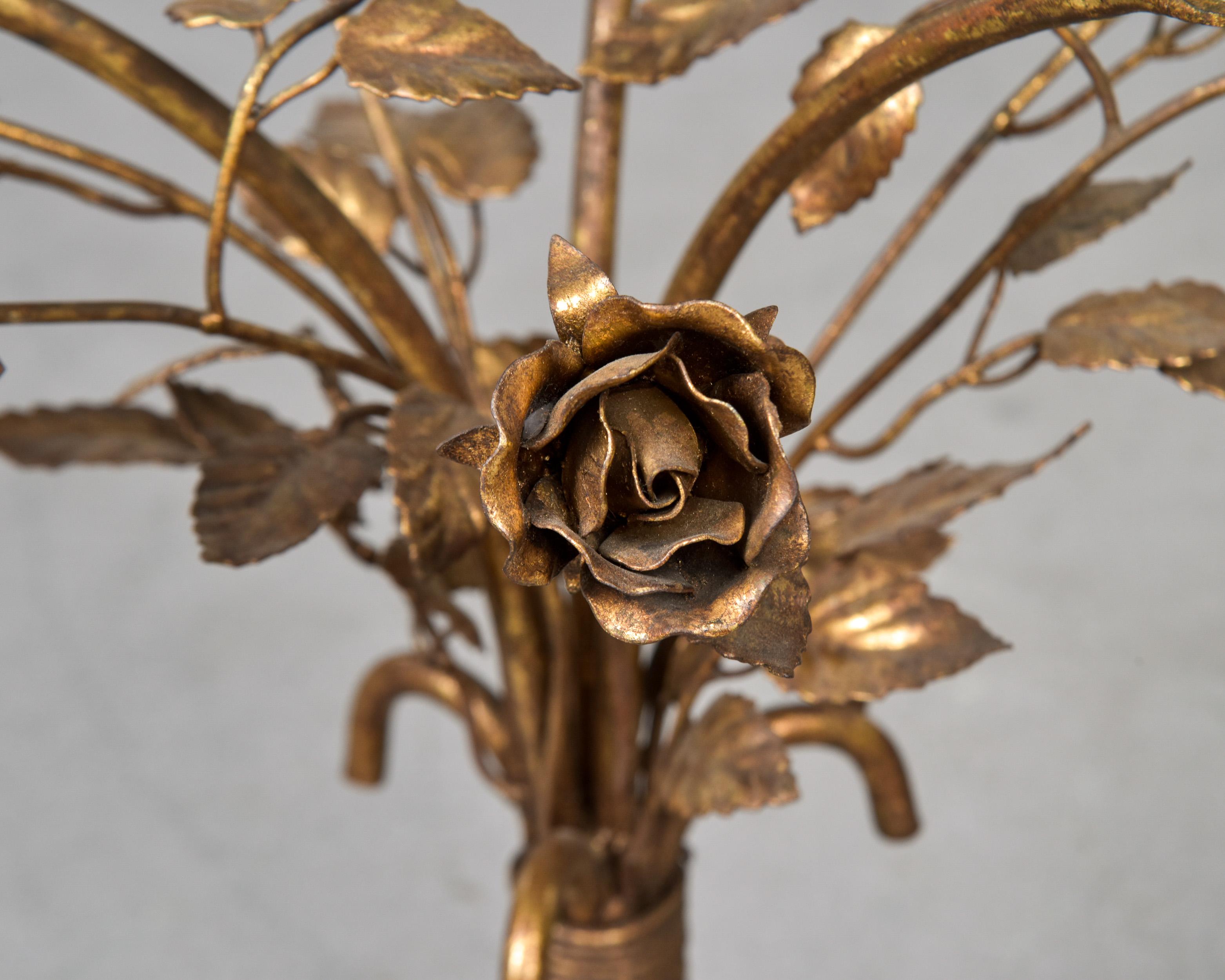Vintage Italian Glass Top Round Side Table with Gilt Metal Roses Base en vente 1
