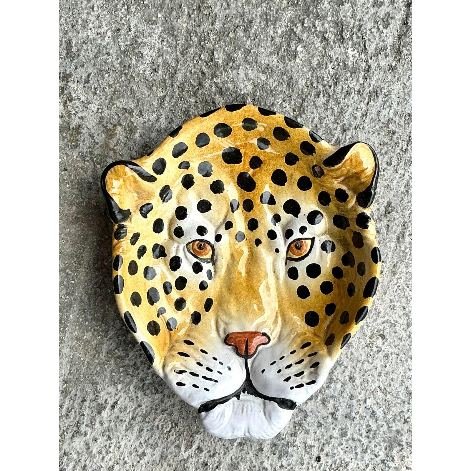 Donnez une touche de glamour sauvage avec ce fourre-tout en céramique vintage italienne en forme de guépard. Exemple étonnant du style classique Hollywood Regency, cette pièce est magistralement sculptée en une tête de guépard à la fois féroce et