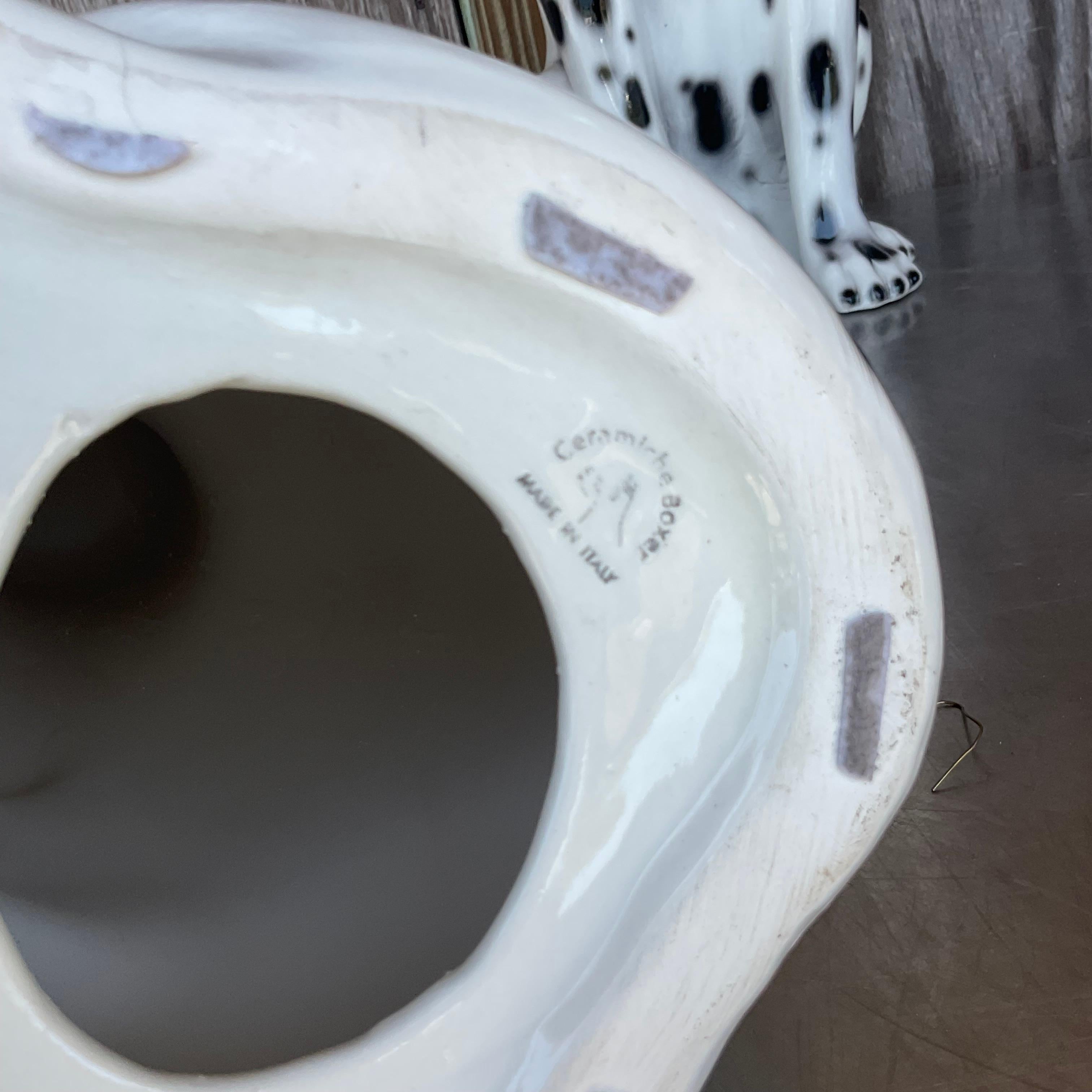 Cattura l'estrosità dell'Italia d'epoca con i nostri Dalmata in ceramica smaltata Vintage Italian - Una coppia, aggiungendo un tocco di giocosa eleganza alla tua casa americana. Queste affascinanti statuette incarnano un fascino senza tempo,