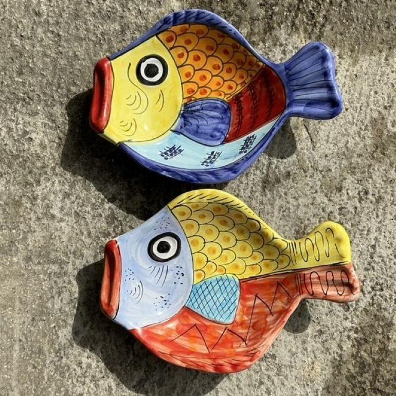 Ajoutez une touche de charme méditerranéen à votre table avec ce ravissant ensemble de bols de service à poisson en céramique italienne émaillée vintage. Peint à la main avec des couleurs vives et des détails complexes, chaque bol présente des
