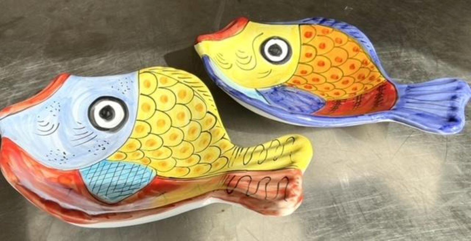 italien Bols de service à poisson en céramique émaillée d'Italie - Lot de 2 en vente
