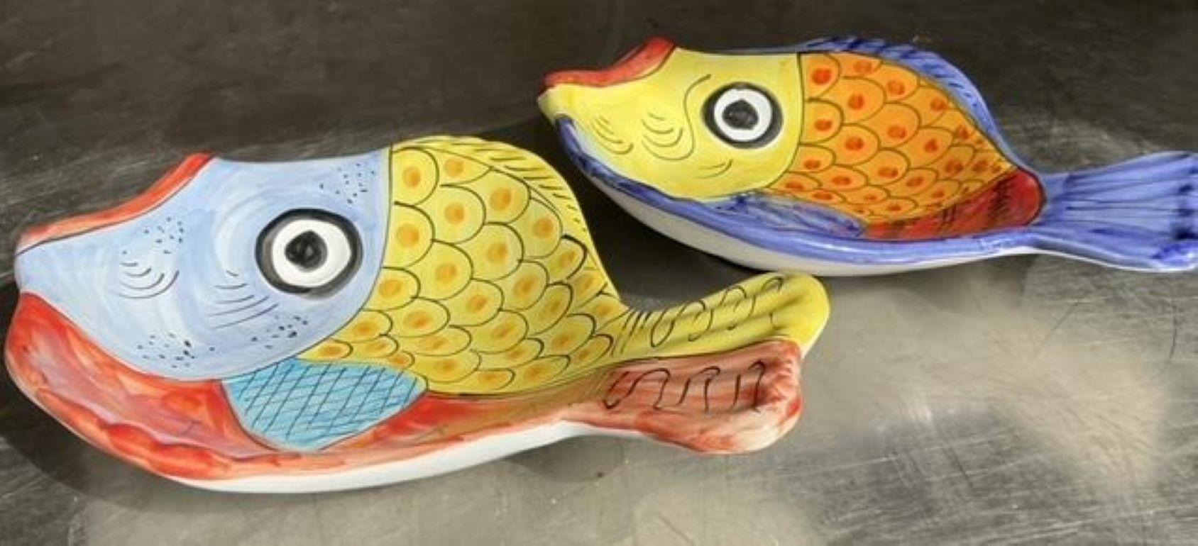 Bols de service à poisson en céramique émaillée d'Italie - Lot de 2 Bon état - En vente à West Palm Beach, FL