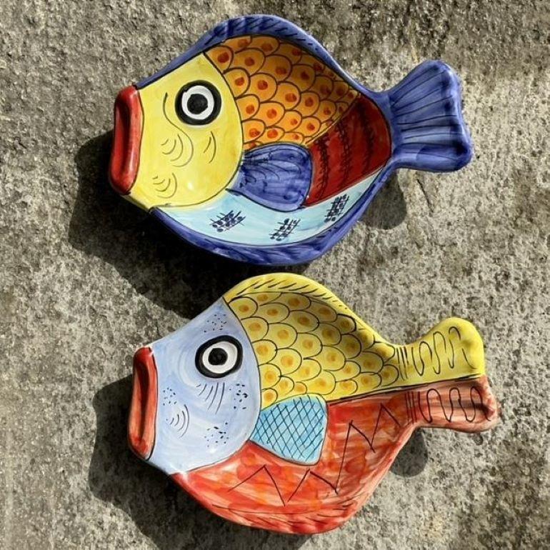 20ième siècle Bols de service à poisson en céramique émaillée d'Italie - Lot de 2 en vente