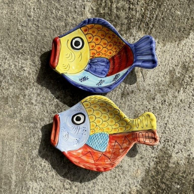 Bols de service à poisson en céramique émaillée d'Italie - Lot de 2 en vente 1