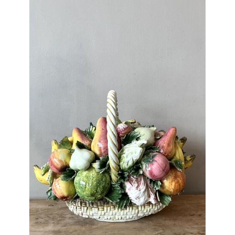 Ti presentiamo un vivace cesto di frutta vintage in ceramica smaltata italiana, un pezzo decorativo senza tempo che cattura l'essenza dell'arte classica europea. Questo squisito centrotavola è realizzato in modo meticoloso e presenta una ricca