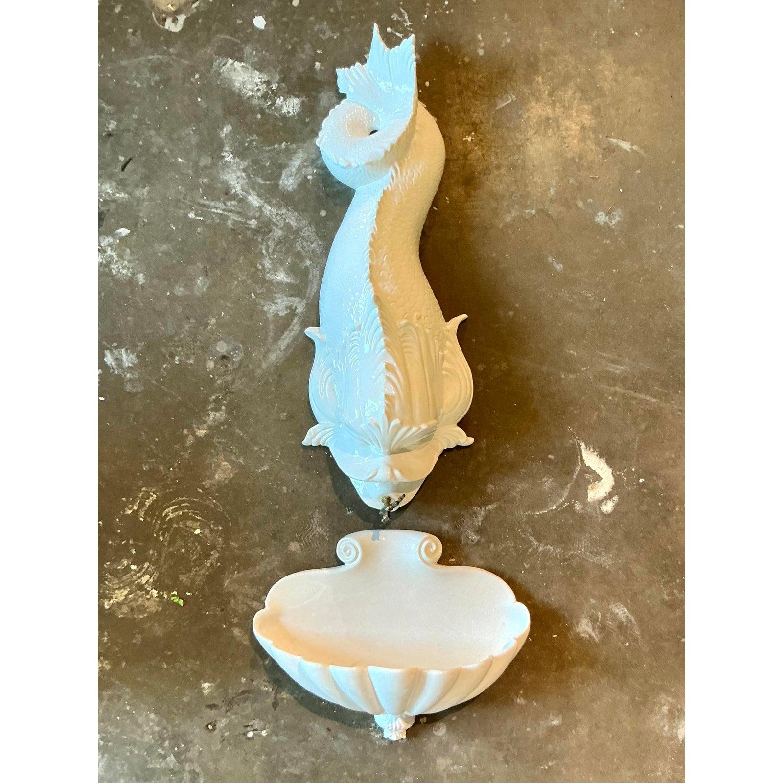 Tauchen Sie Ihren Raum in die heitere Eleganz dieses exquisiten Vintage Italian Glazed Ceramic Koi Lavabo ein, ein fesselndes Stück, das klassische Formen mit skurriler Kunstfertigkeit verbindet. Dieser atemberaubende Wandbrunnen zeigt einen anmutig