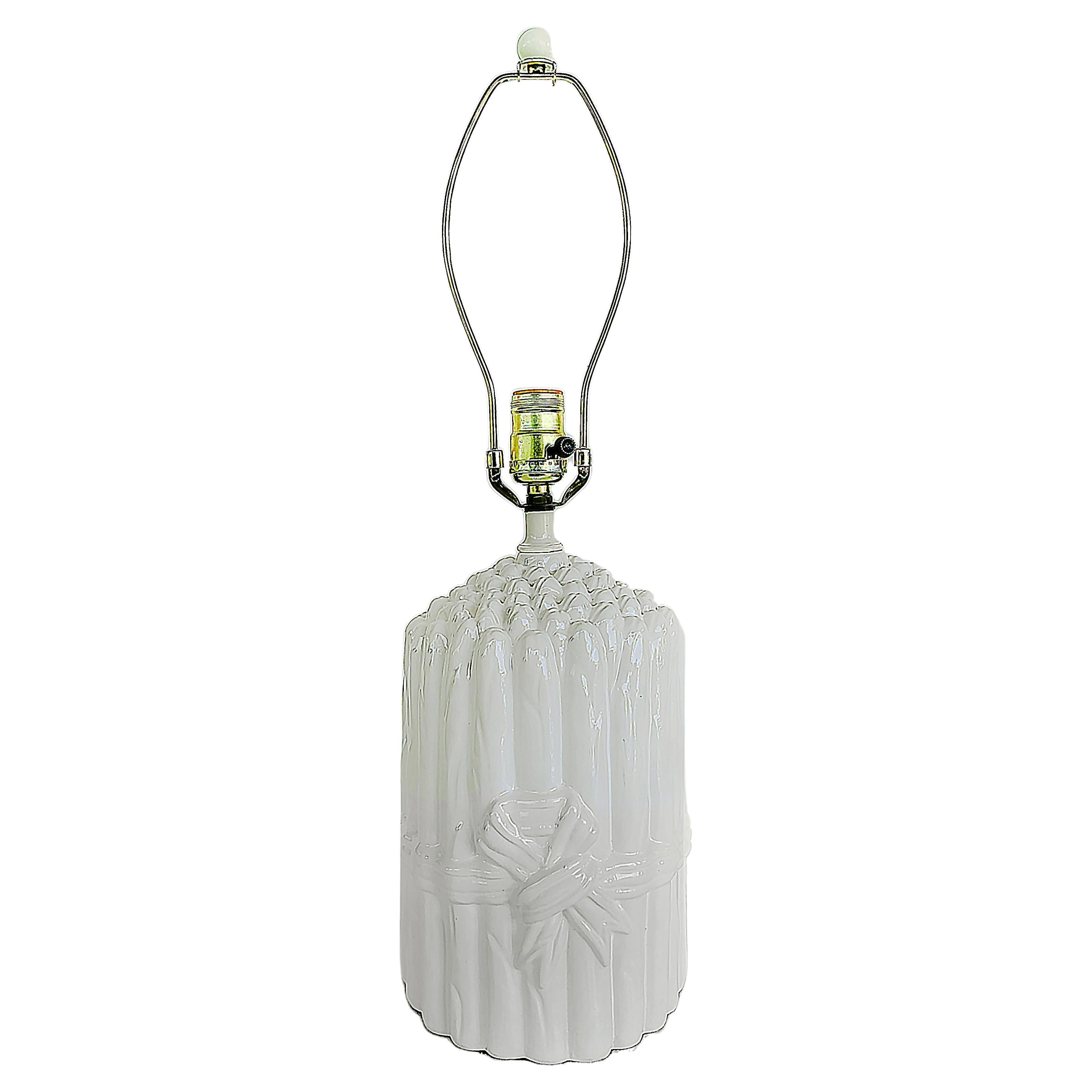 Vintage Italian Lamp de cerámica esmaltada,  Espárragos atados con cinta

Se ofrece a la venta una lámpara vintage de cerámica italiana esmaltada con un racimo de espárragos atados con una cinta. La lámpara puede colocarse en muchas situaciones de