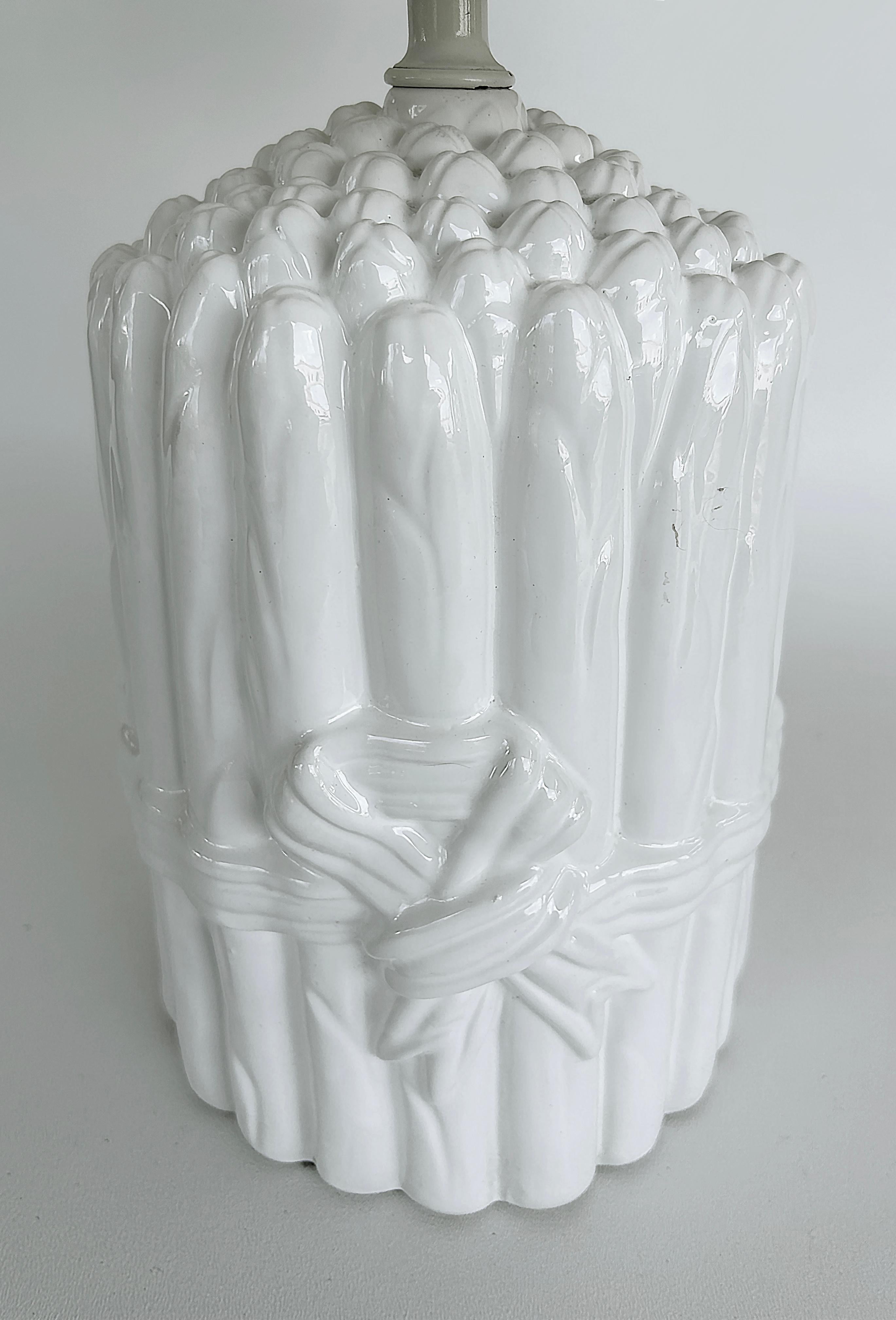 Vintage Italian Lamp de cerámica esmaltada,  Espárragos atados con cinta siglo XX en venta