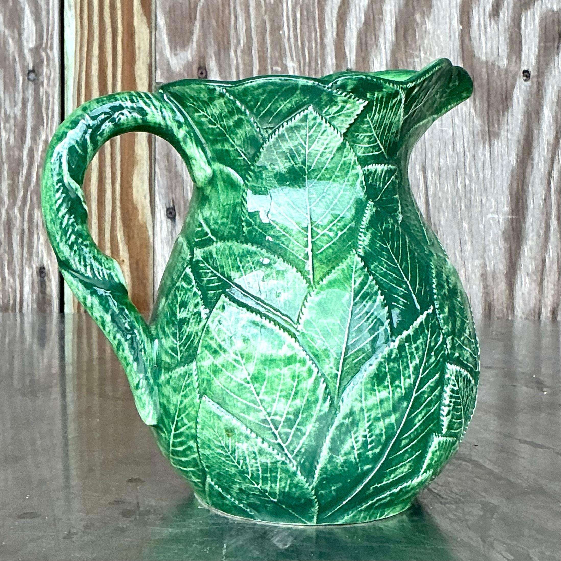 Vintage Italian Glazed Ceramic Leaf Pitcher - Ein auffallendes Stück italienischer Handwerkskunst mit einer von der Natur inspirierten Note. Dieser wunderschön glasierte Keramikkrug zeigt zarte Blattmotive, die in üppigen Grüntönen handbemalt sind.