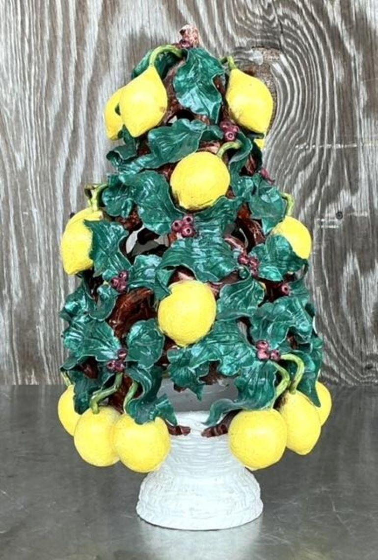 Incantevole topiaria di limone in ceramica italiana smaltata vintage, ricca di colori vivaci e dettagli realistici. Un delizioso accento che aggiunge un tocco di stile mediterraneo a qualsiasi ambiente. Acquistata da una proprietà di Palm Beach