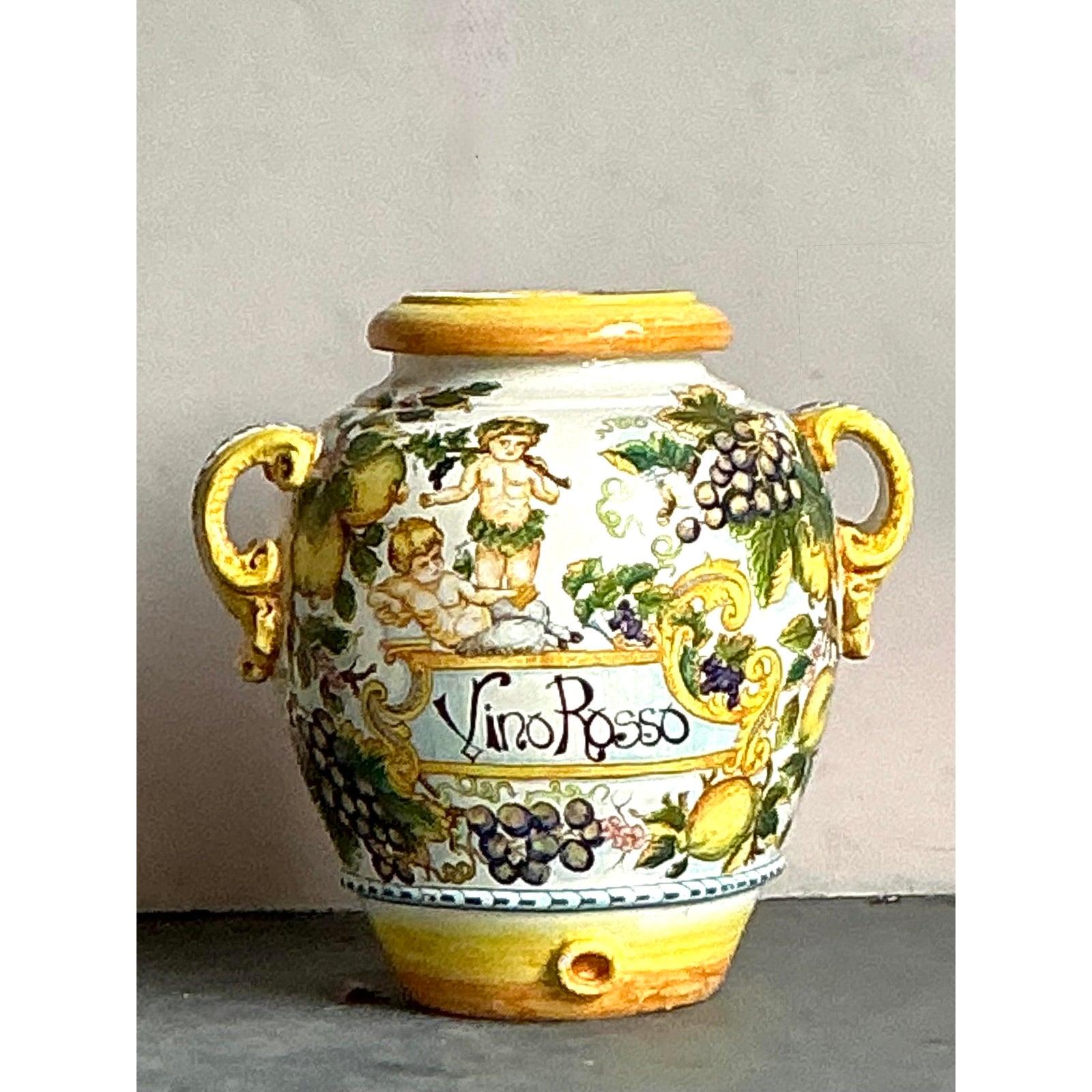 Infondi nella tua casa il fascino mediterraneo con questa deliziosa urna per limoni in ceramica italiana smaltata vintage. Questo squisito pezzo mette in mostra l'arte vibrante e classica della ceramica italiana, con un motivo splendidamente dipinto