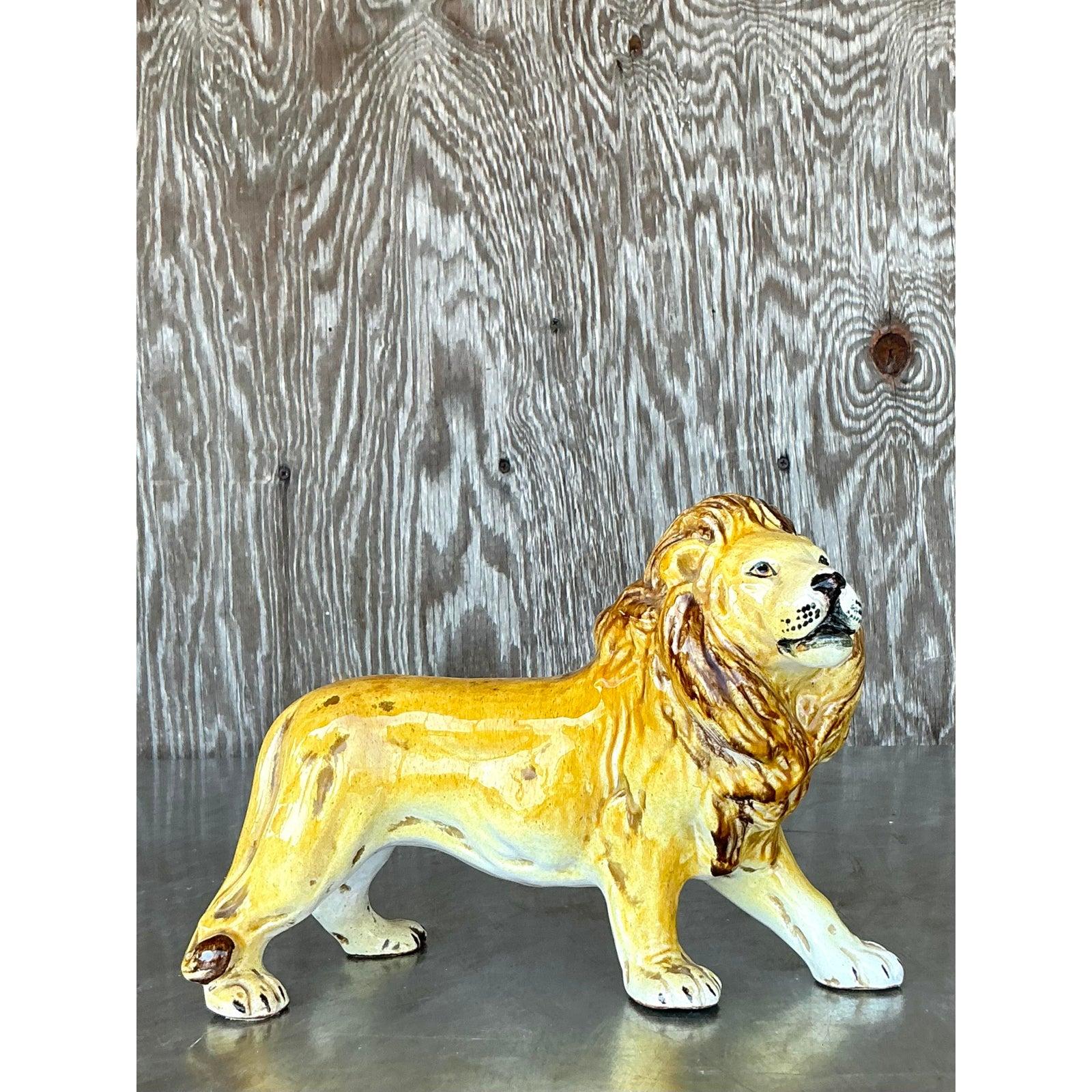 Fai una dichiarazione audace con questo sorprendente leone in ceramica italiana smaltata vintage, una squisita scultura decorativa che unisce l'artigianato al carattere senza tempo. Realizzato a mano con una notevole attenzione ai dettagli, questo