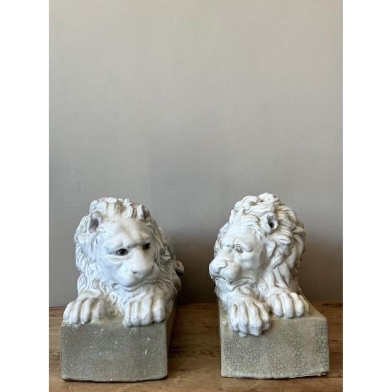 Cette magnifique paire de sculptures de lion vintage capture l'essence majestueuse du style classique Grand Tour, probablement fabriquée en Italie dans les années 1960. Réalisé en céramique très détaillée, chaque lion est présenté dans une posture