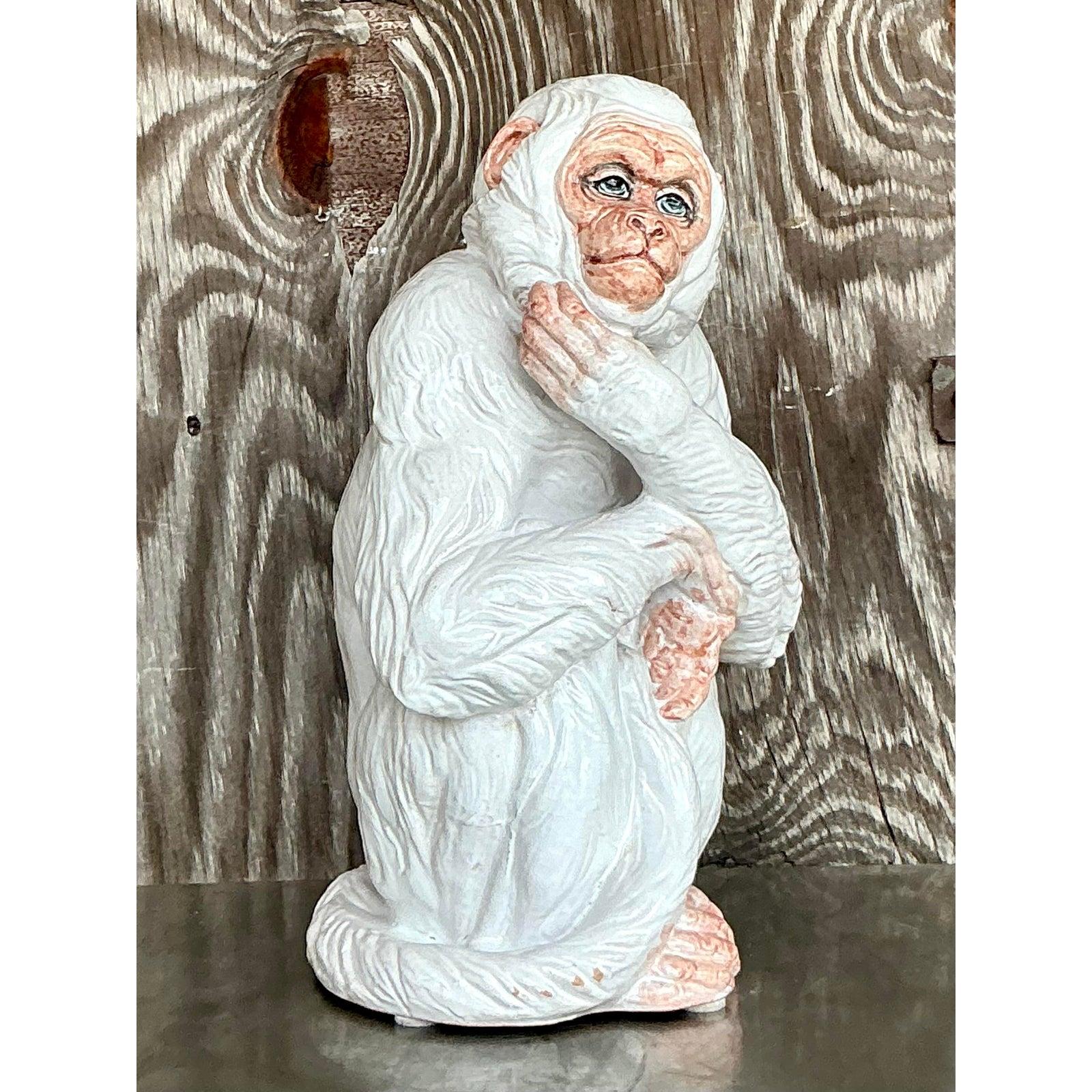 Aggiungi una stravagante raffinatezza al tuo spazio con questa scultura di scimmia in ceramica italiana smaltata vintage, realizzata magistralmente con dettagli espressivi e un realismo sorprendente. Lo sguardo profondo e la posa contemplativa di