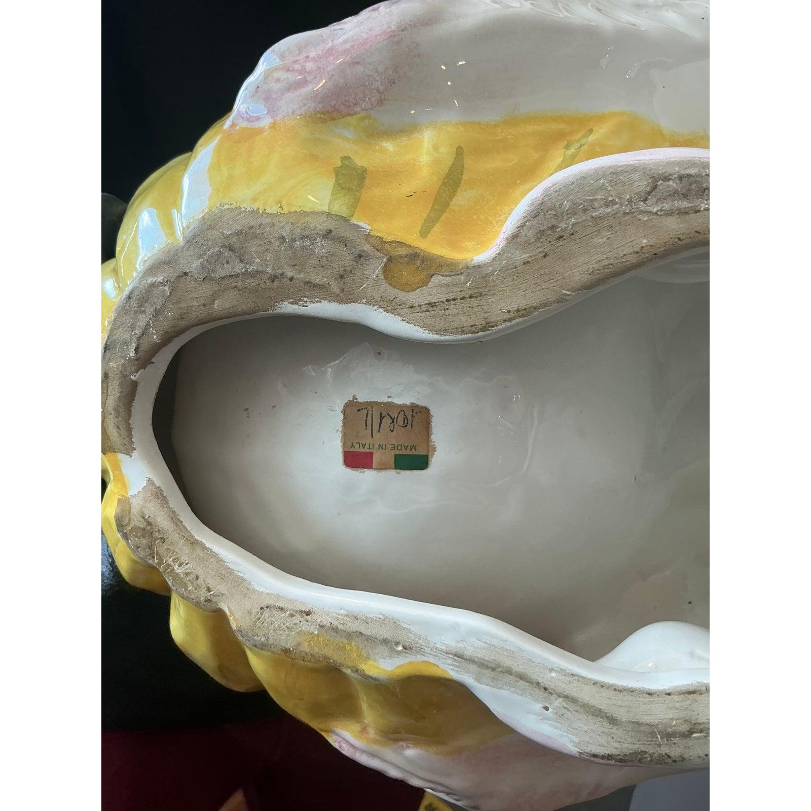 Questo magnifico pezzo figurato in ceramica smaltata è un ottimo esempio di design italiano giocoso, molto ricercato dai collezionisti di oggetti stravaganti e in stile Hollywood Regency. Realizzata con dettagli eccezionali, la scultura presenta una