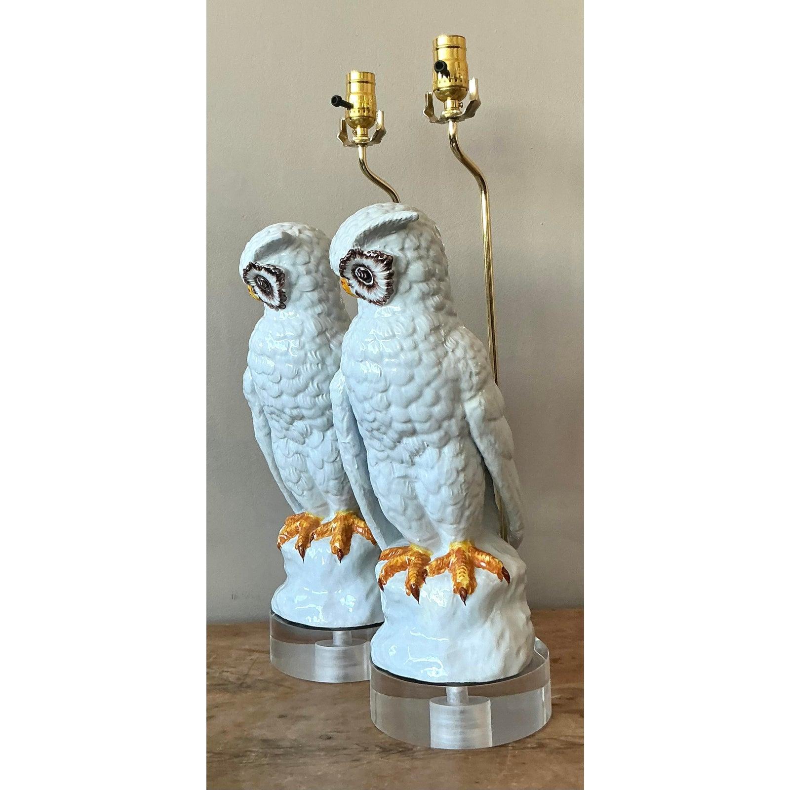 Nous vous présentons une exquise paire de hiboux italiens vintage en céramique émaillée, méticuleusement fabriqués avec le souci du détail. Ces charmantes figurines capturent l'esprit fantaisiste que l'on retrouve souvent dans l'art italien du