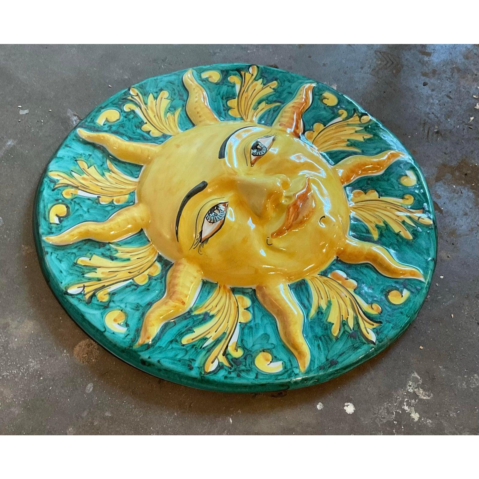 Verleihen Sie Ihrem Heim Wärme und strahlenden Charme mit dieser entzückenden Vintage Italian Glazed Ceramic Sun Plaque. Dieses charmante Wandkunstwerk wurde fachmännisch von Hand mit lebhaften Glasuren bemalt und zeigt ein skurriles, lächelndes