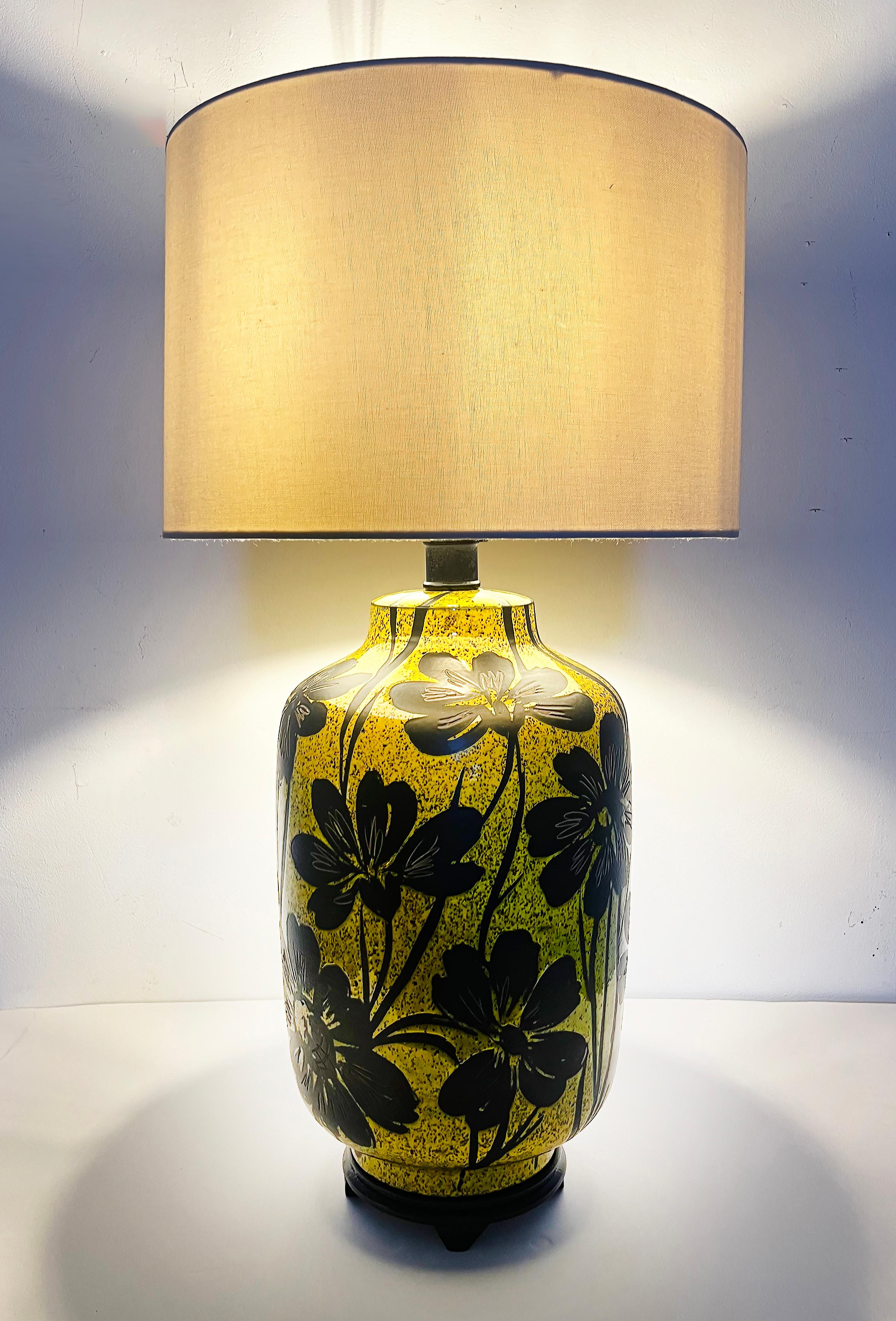 Vintage Italian Glazed Table Lamp With Hand-Painted Flowers, Asian Wood Base 


Offered for sale is a stunning vintage Italian ceramic table lamp that is glazed and finished with hand-painted flowers. The yellow and black patterned base is topped